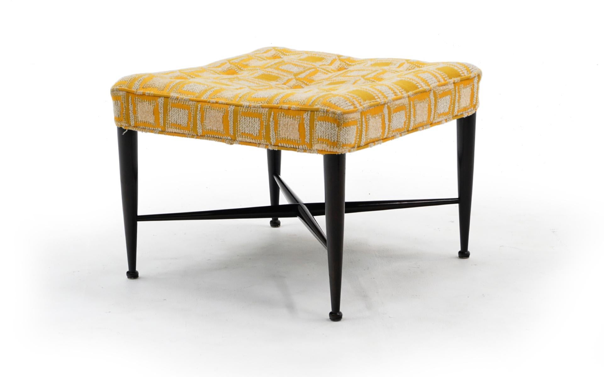 Tabouret / banc / repose-pieds / pouf Thebes conçu par Edward Wormley pour Dunbar, années 1950. Cet exemple conserve le tissu original à motifs géométriques jaune et orange. La finition du cadre en acajou est également d'origine. Pas de taches, de