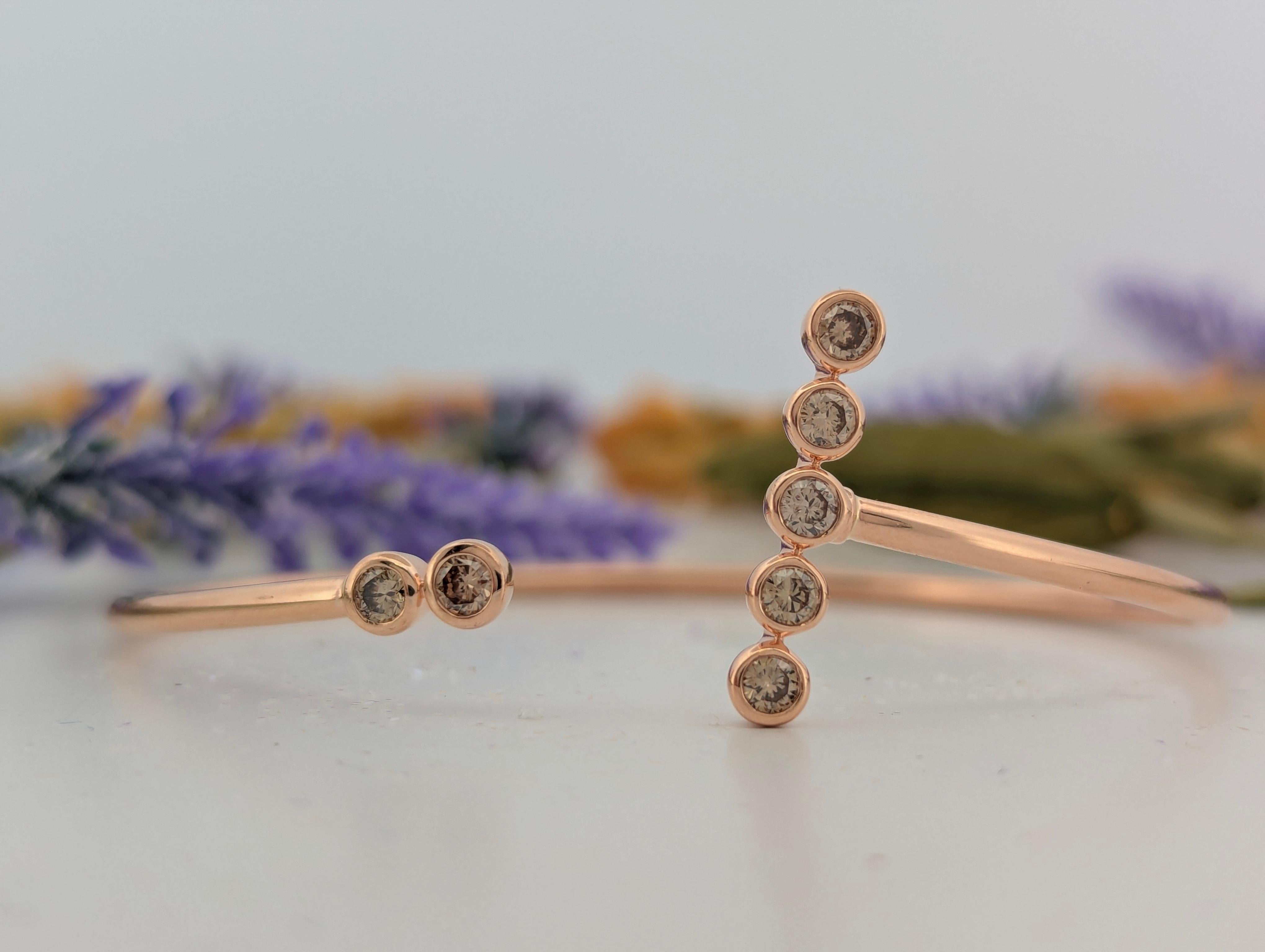 Lasciati conquistare dal fascino delicato del Bracciale Flex Bangle di Theda Le Vian, un pezzo di lusso realizzato in oro rosa 14k e impreziosito da 0,20 carati di scintillanti diamanti color champagne. Progettato per un'eleganza senza sforzo,