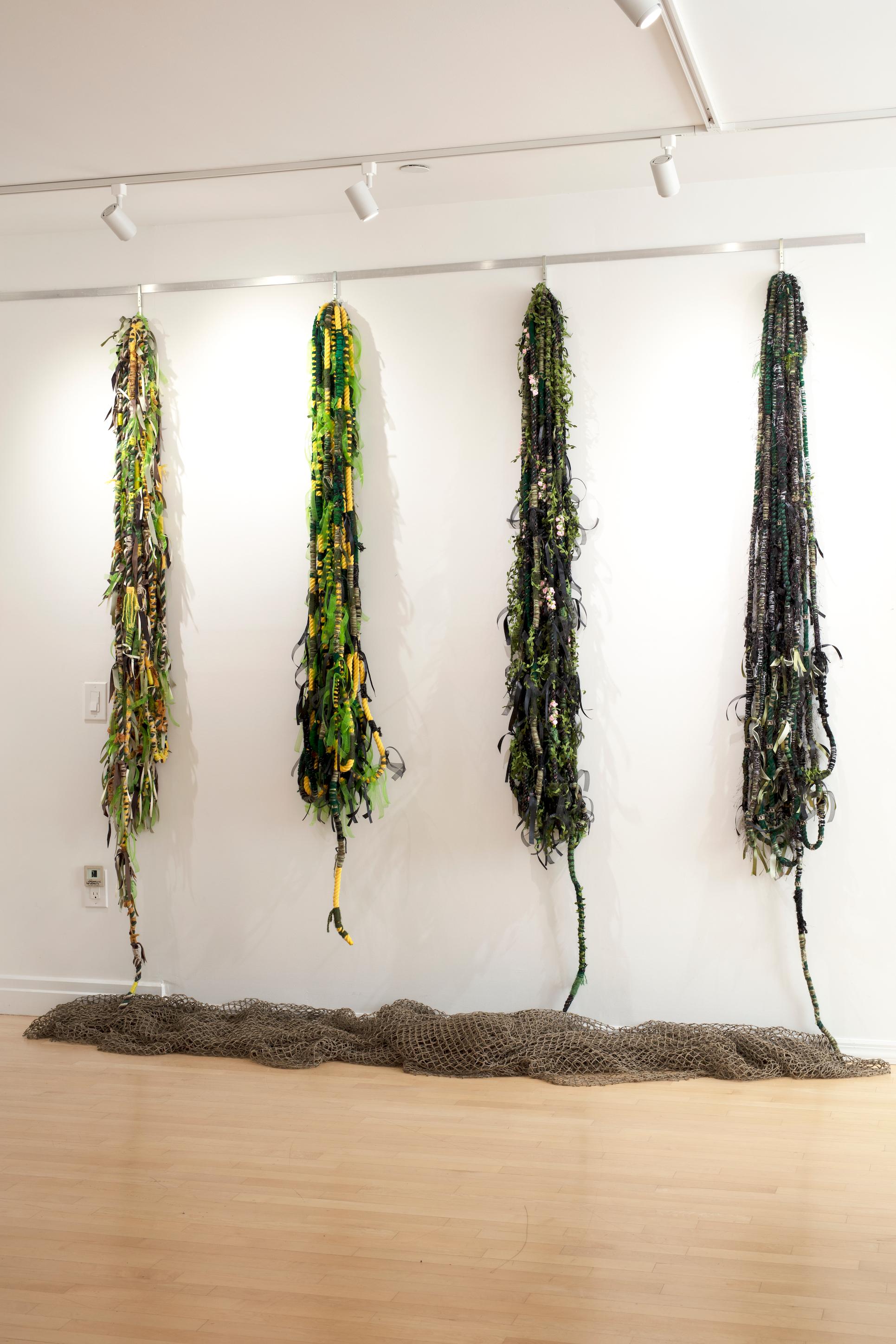 Tenture murale en fibre : ''Politique du cheveu : vert camo''.  - Sculpture de Theda Sandiford