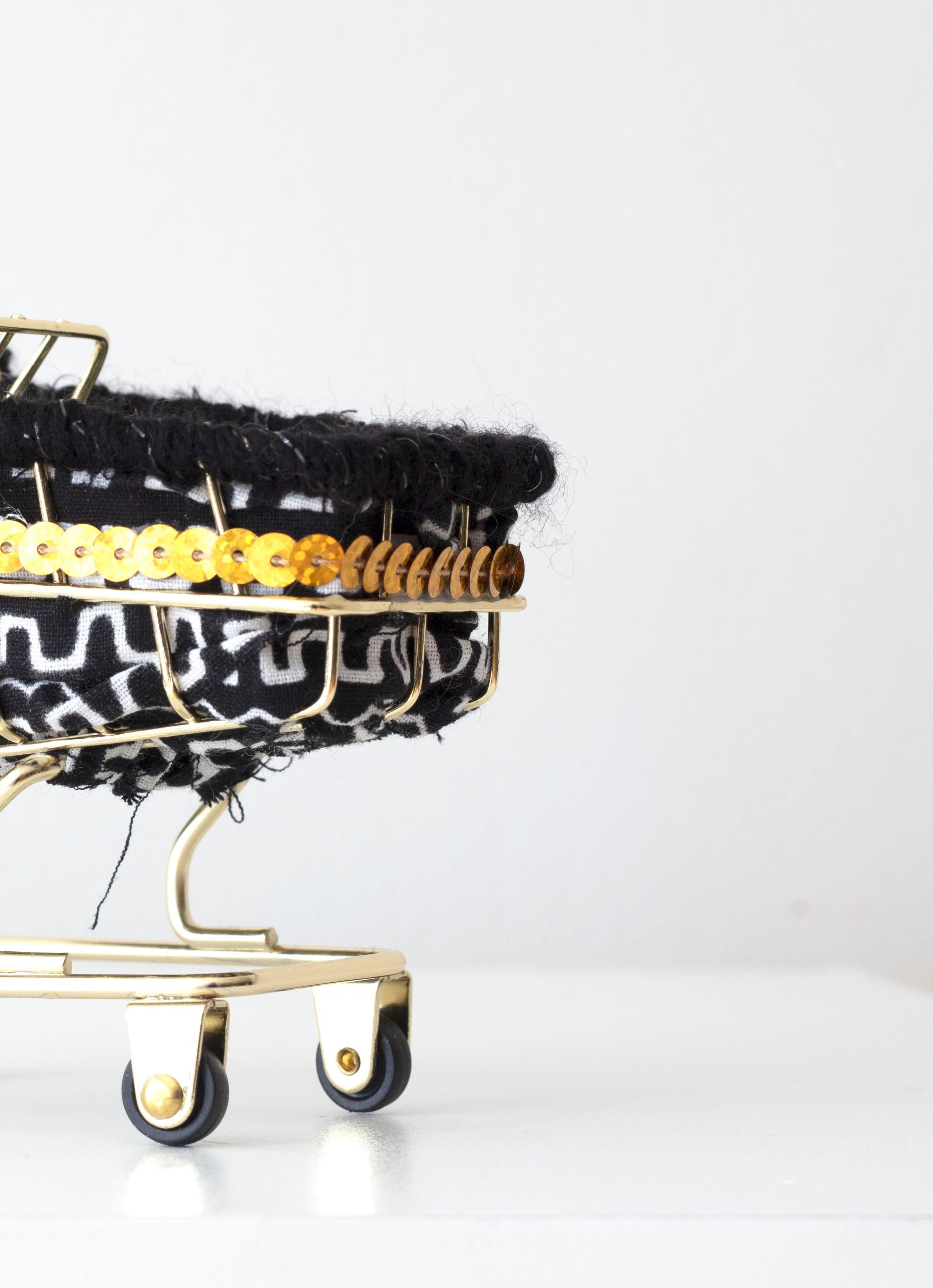 Mini chariot émotionnel ''Black and White Sparkle Baggage Cart'' (dépôt d'émotions) - Gris Still-Life Sculpture par Theda Sandiford