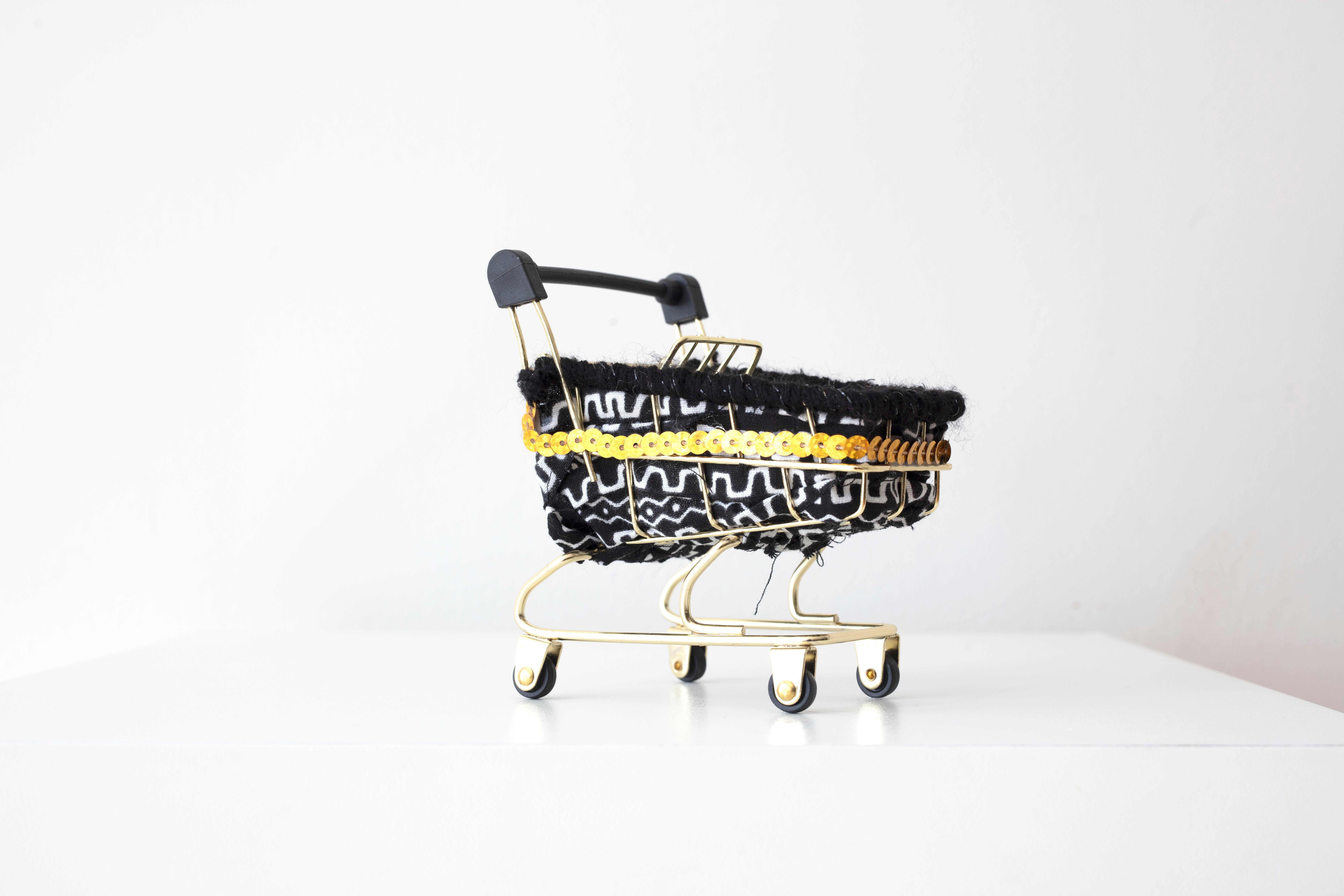 Still-Life Sculpture Theda Sandiford - Mini chariot émotionnel ''Black and White Sparkle Baggage Cart'' (dépôt d'émotions)