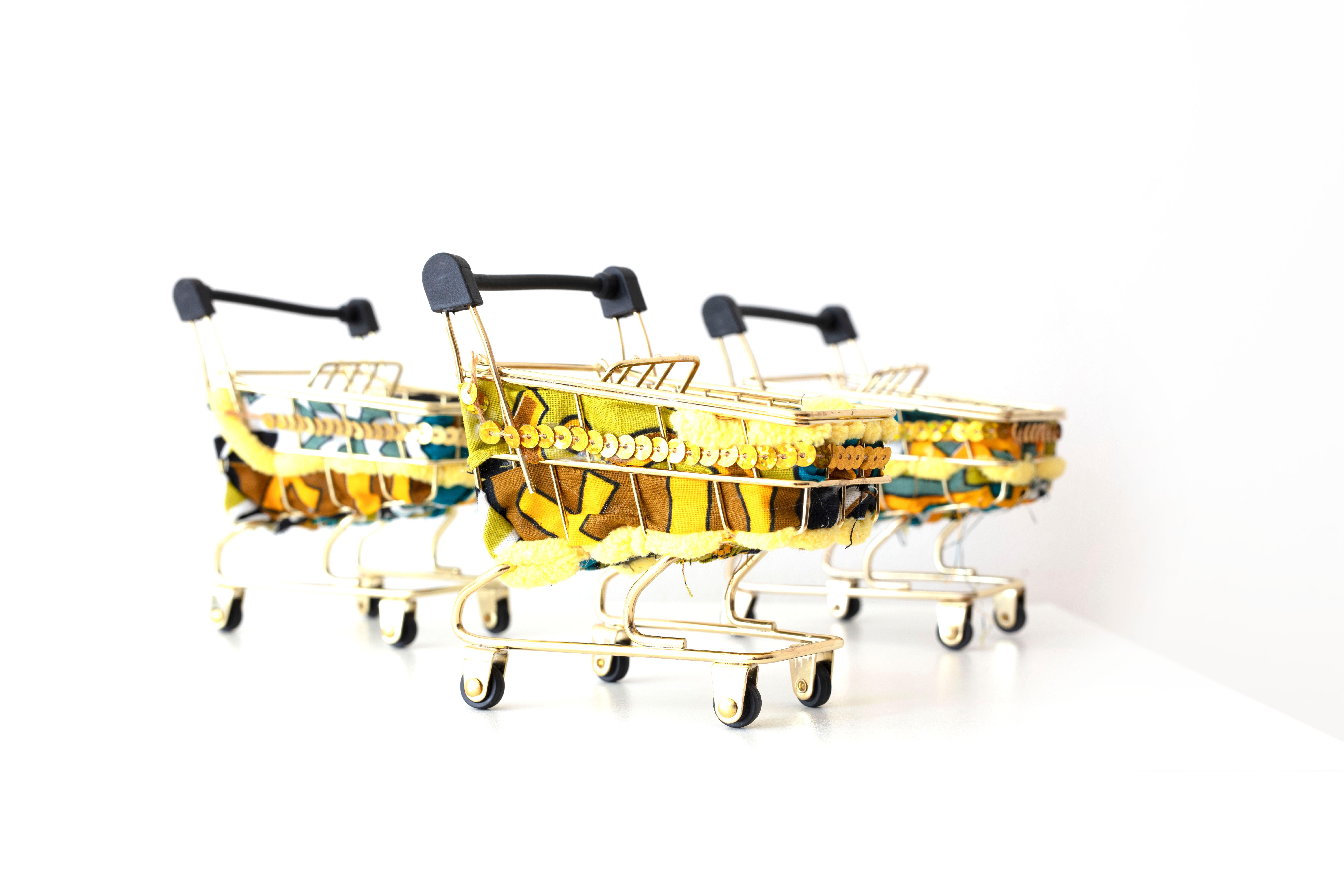 Mini panier à provisions : ''Mini chariot à bagages jaune sarcelle'' Mini chariot à bagages émotionnel  - Contemporain Mixed Media Art par Theda Sandiford