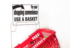 Scultura di grandi dimensioni: "Per comodità, usa un cestino".