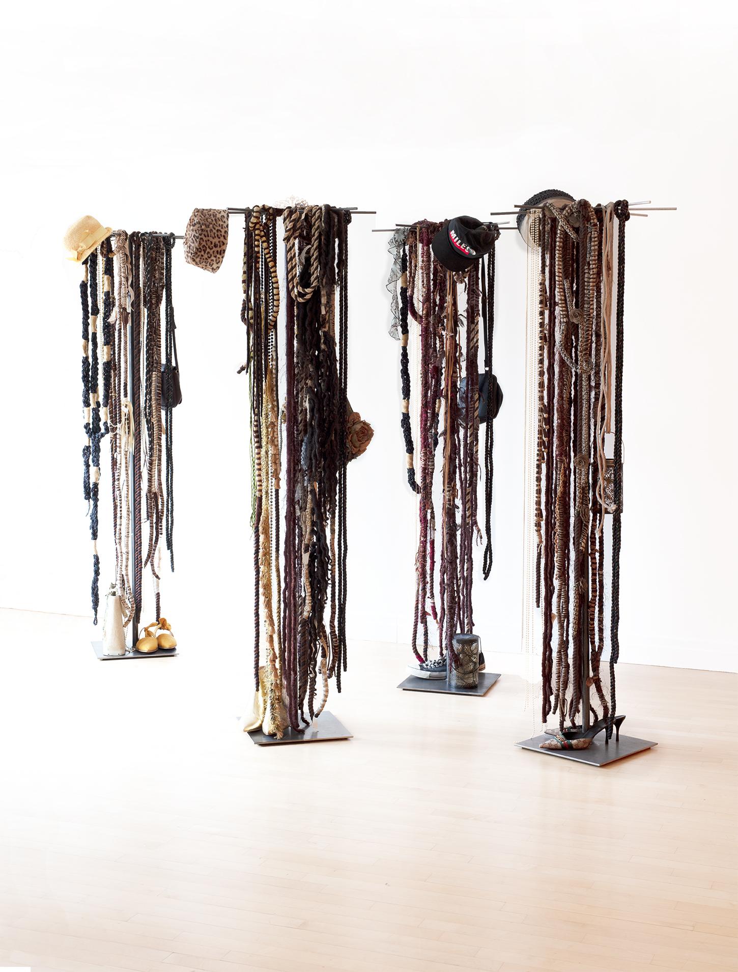 Große skulpturale Konzeptskulpturen aus Textil: „All Dressed Up and Nowhere to Go“