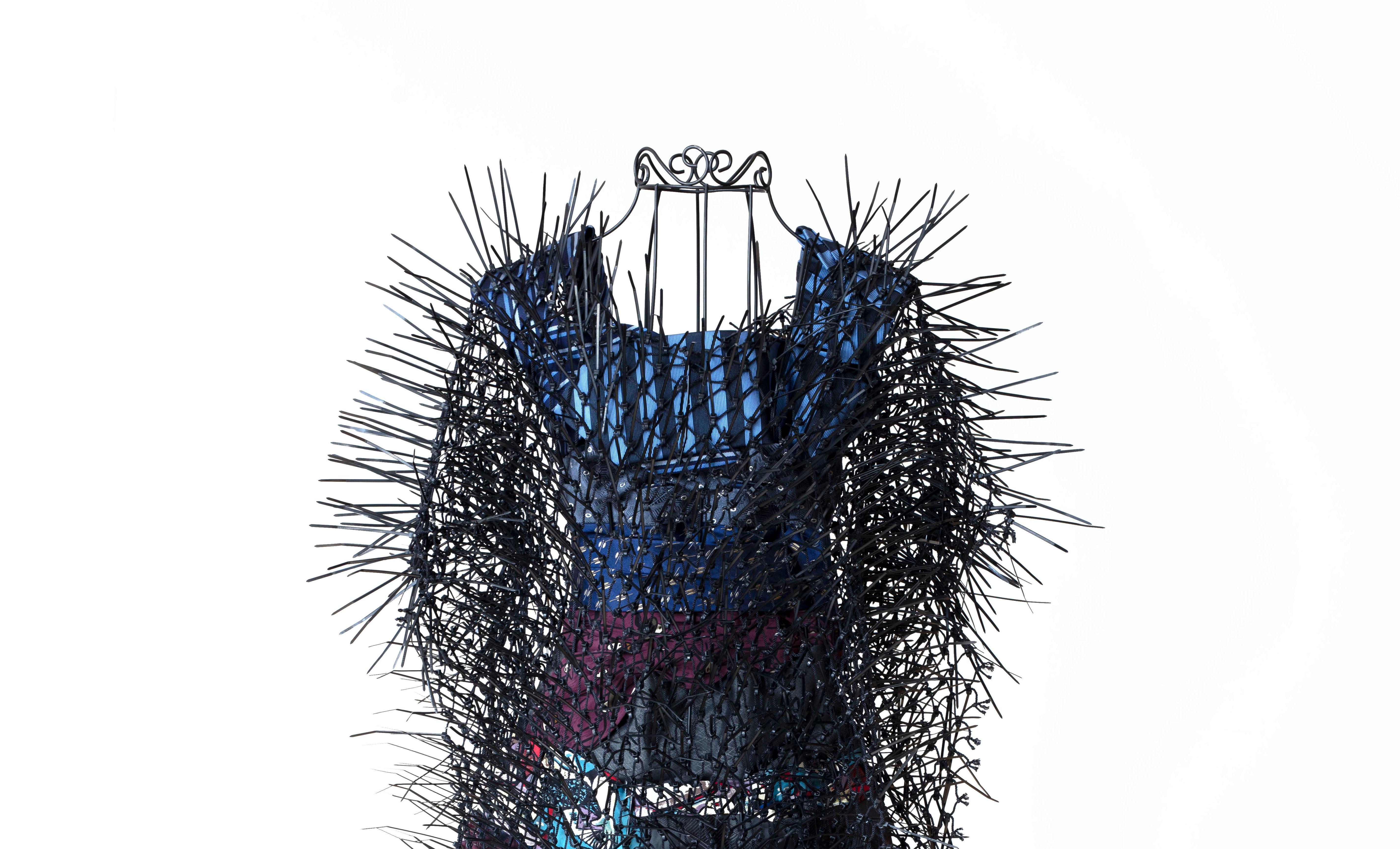 Scultura Abito con zip e cravatta su forma: 'Armatura'. - Sculpture di Theda Sandiford