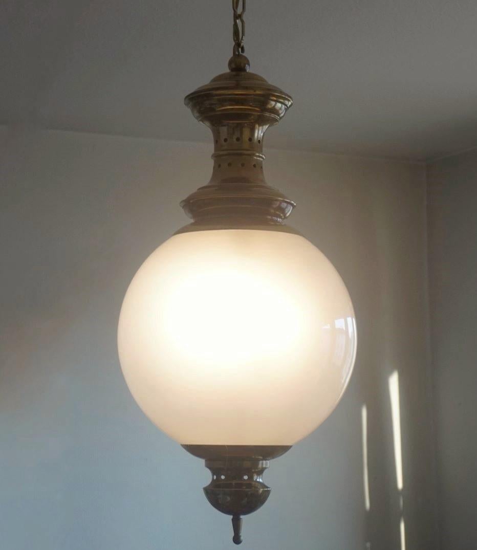 Große Azucena Murano Opalescent Glass Globe Brass Thee-Light Pendelleuchte Italien 1950s im Angebot 3
