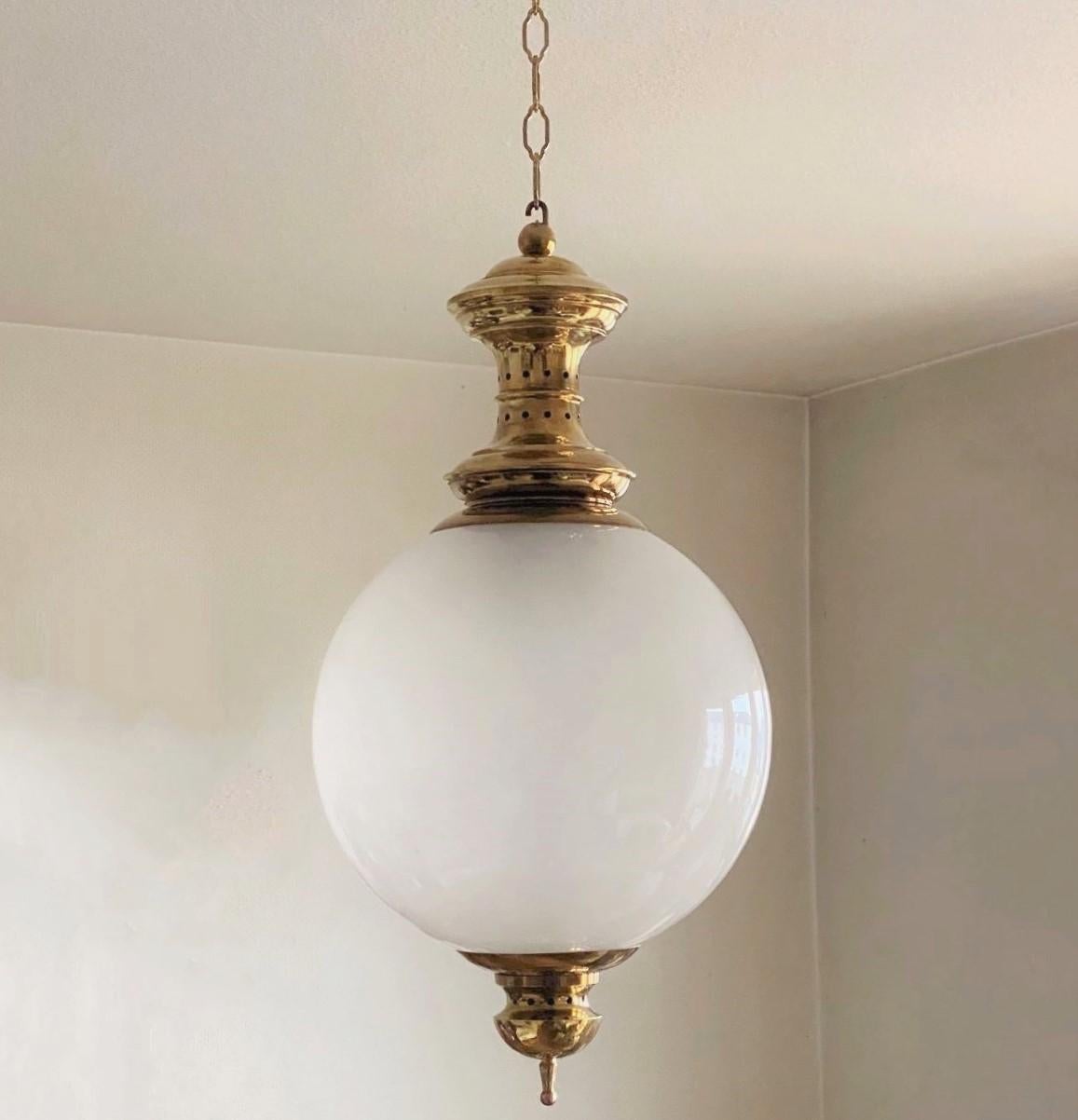 Große Azucena Murano Opalescent Glass Globe Brass Thee-Light Pendelleuchte Italien 1950s (Moderne der Mitte des Jahrhunderts) im Angebot