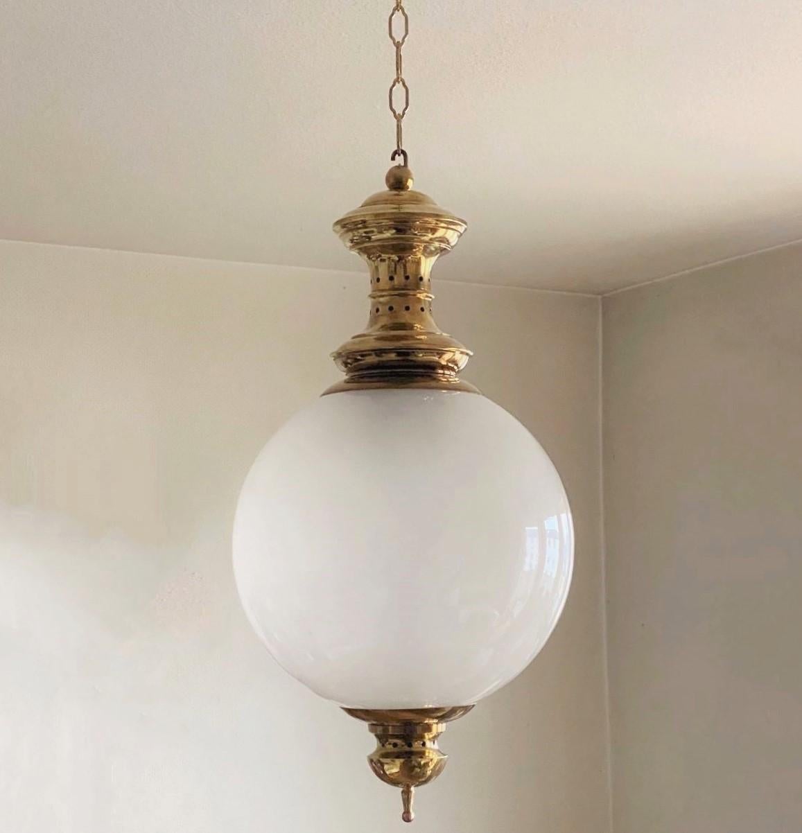 Mid-Century Modern Grand pendentif à thé en laiton Globe Lighting de Murano en verre opalescent Italie années 1950 en vente