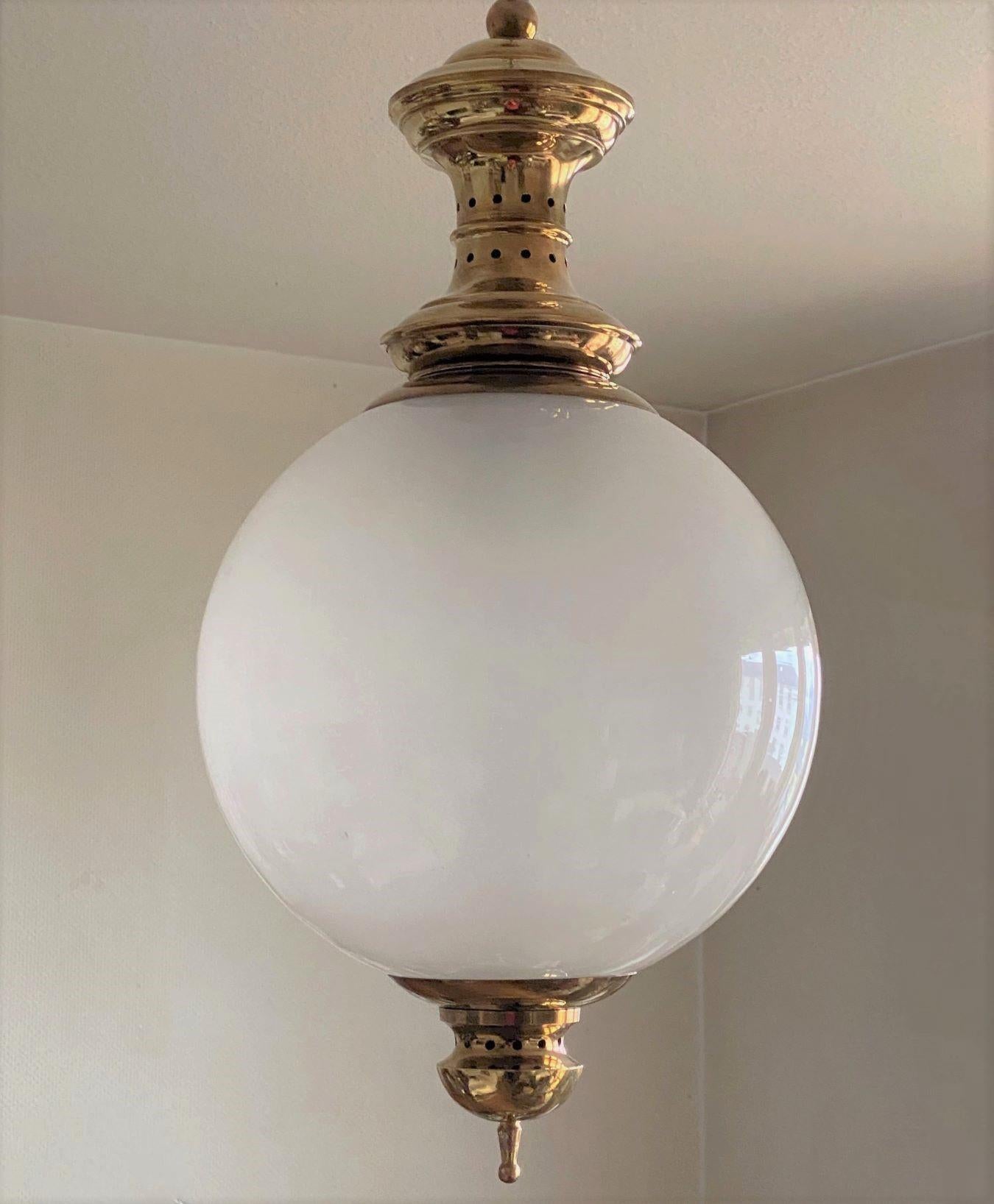 Große Azucena Murano Opalescent Glass Globe Brass Thee-Light Pendelleuchte Italien 1950s im Zustand „Gut“ im Angebot in Frankfurt am Main, DE