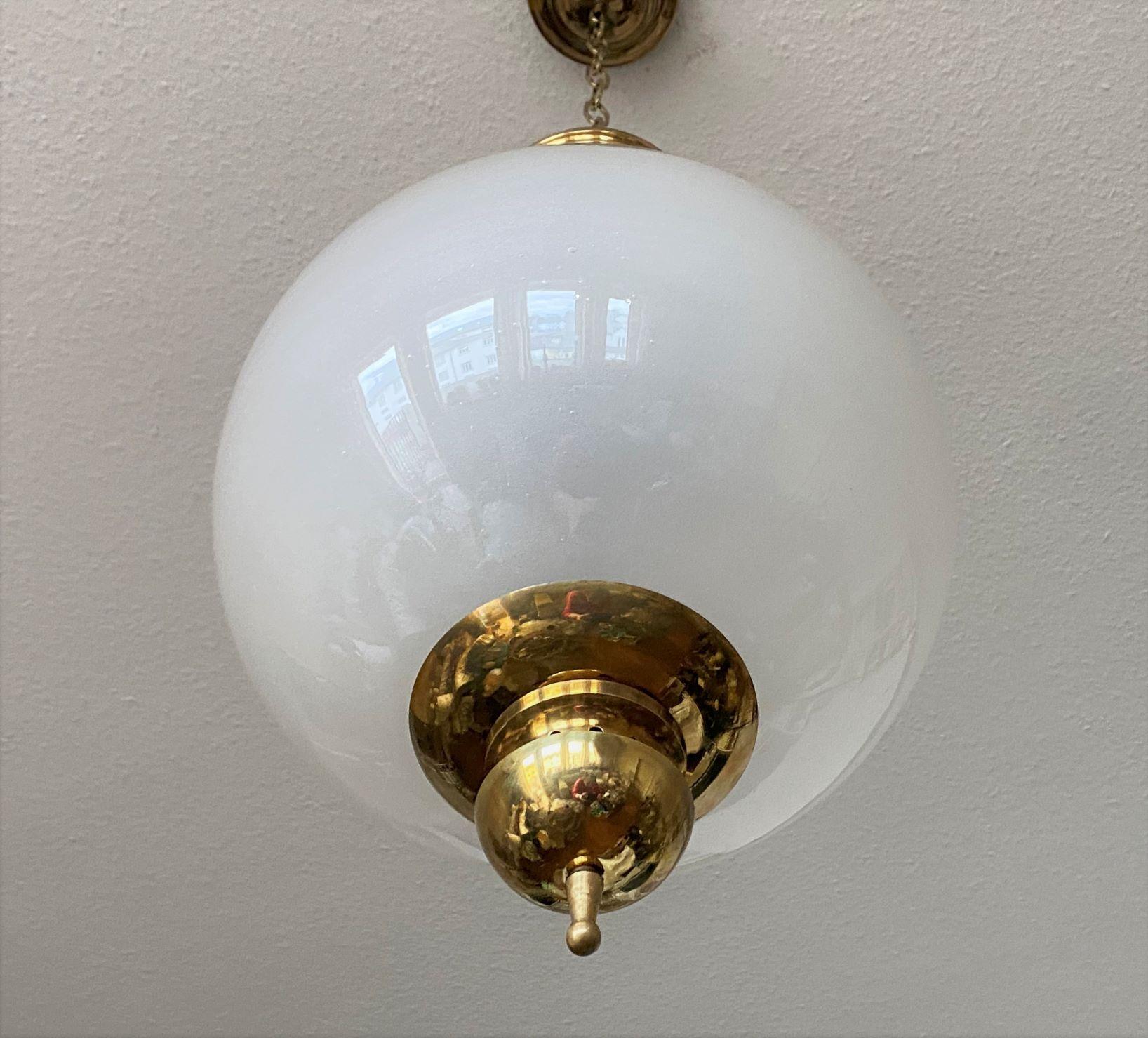 Große Azucena Murano Opalescent Glass Globe Brass Thee-Light Pendelleuchte Italien 1950s (Messing) im Angebot