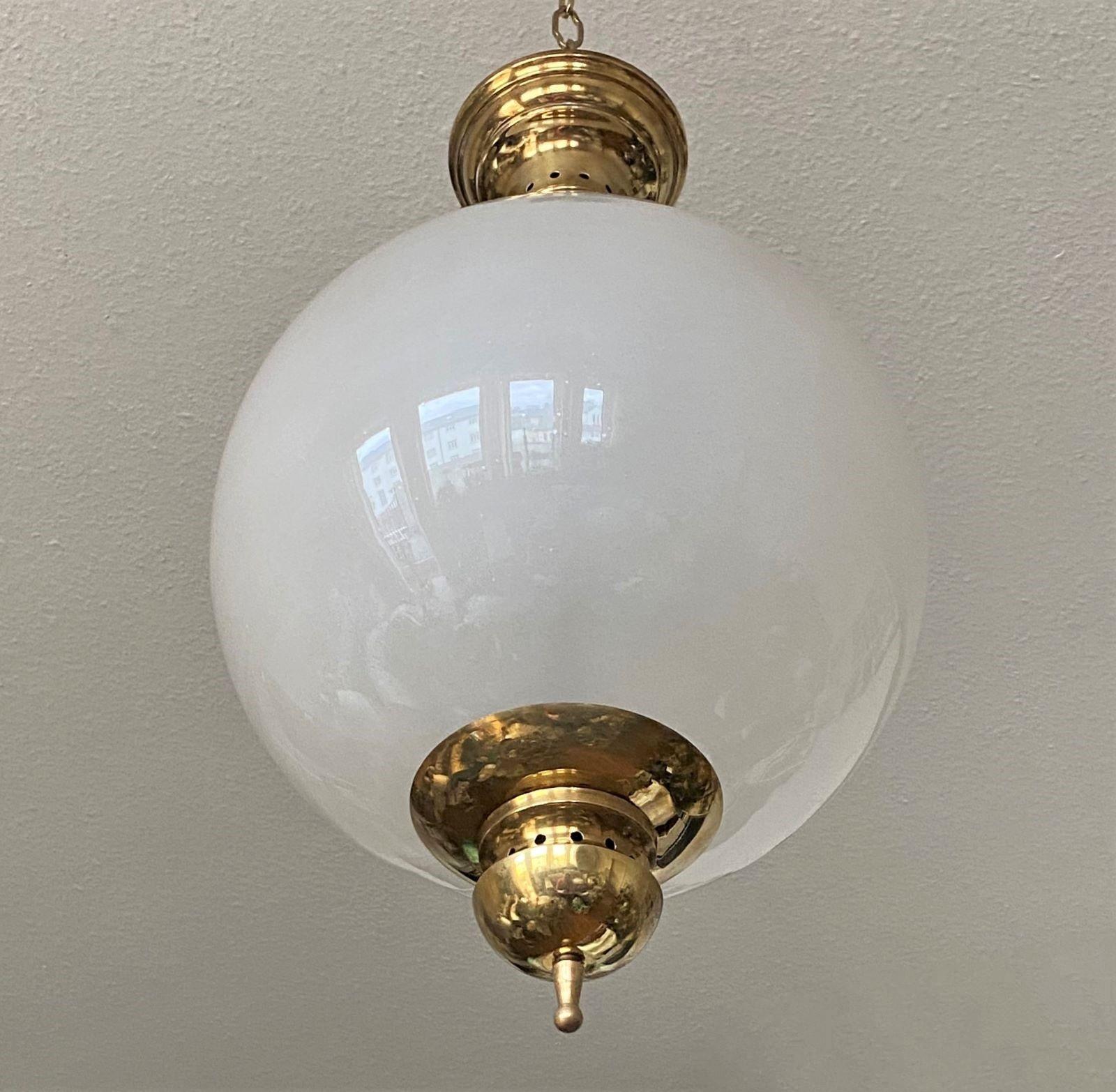 Große Azucena Murano Opalescent Glass Globe Brass Thee-Light Pendelleuchte Italien 1950s im Angebot 1