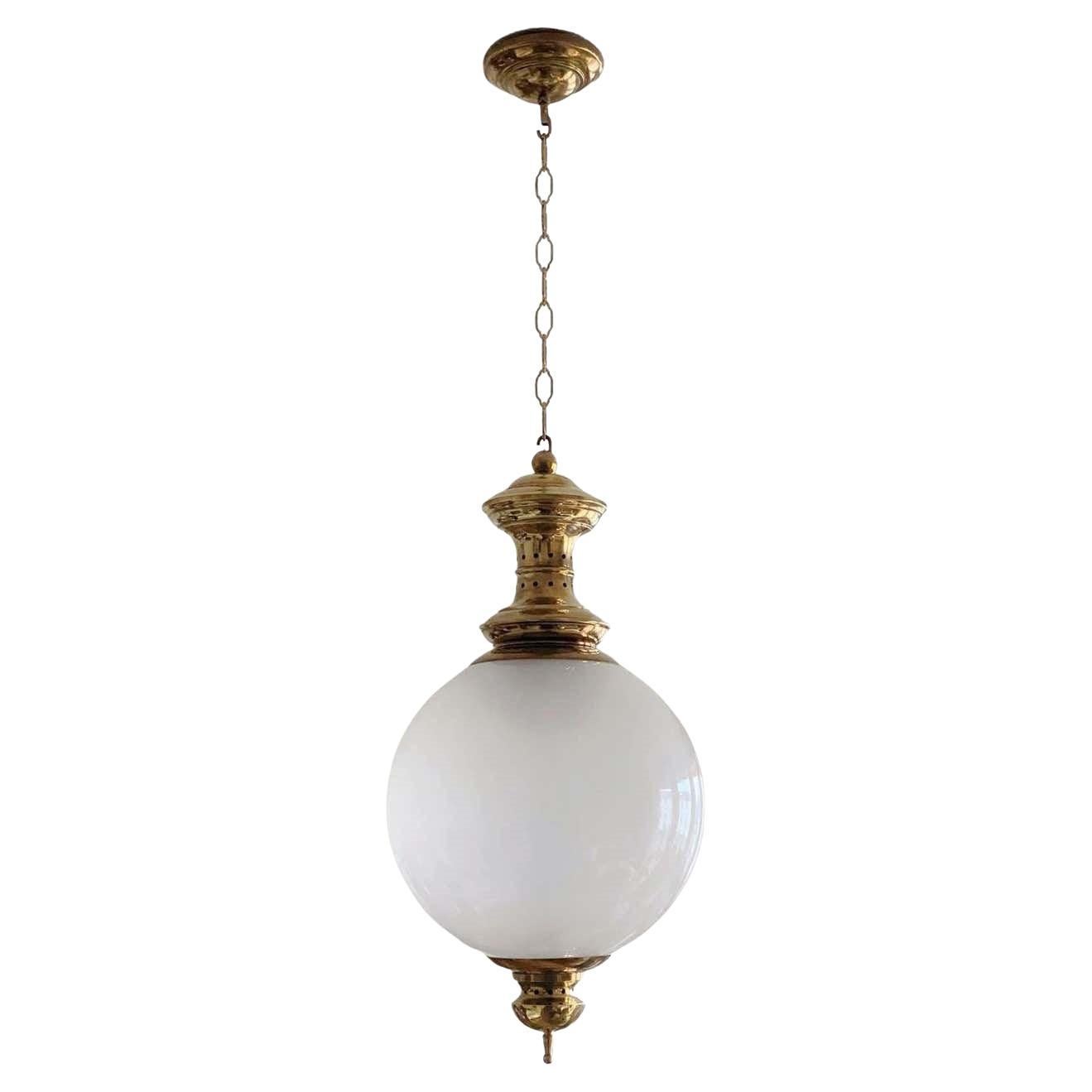 Große Azucena Murano Opalescent Glass Globe Brass Thee-Light Pendelleuchte Italien 1950s im Angebot