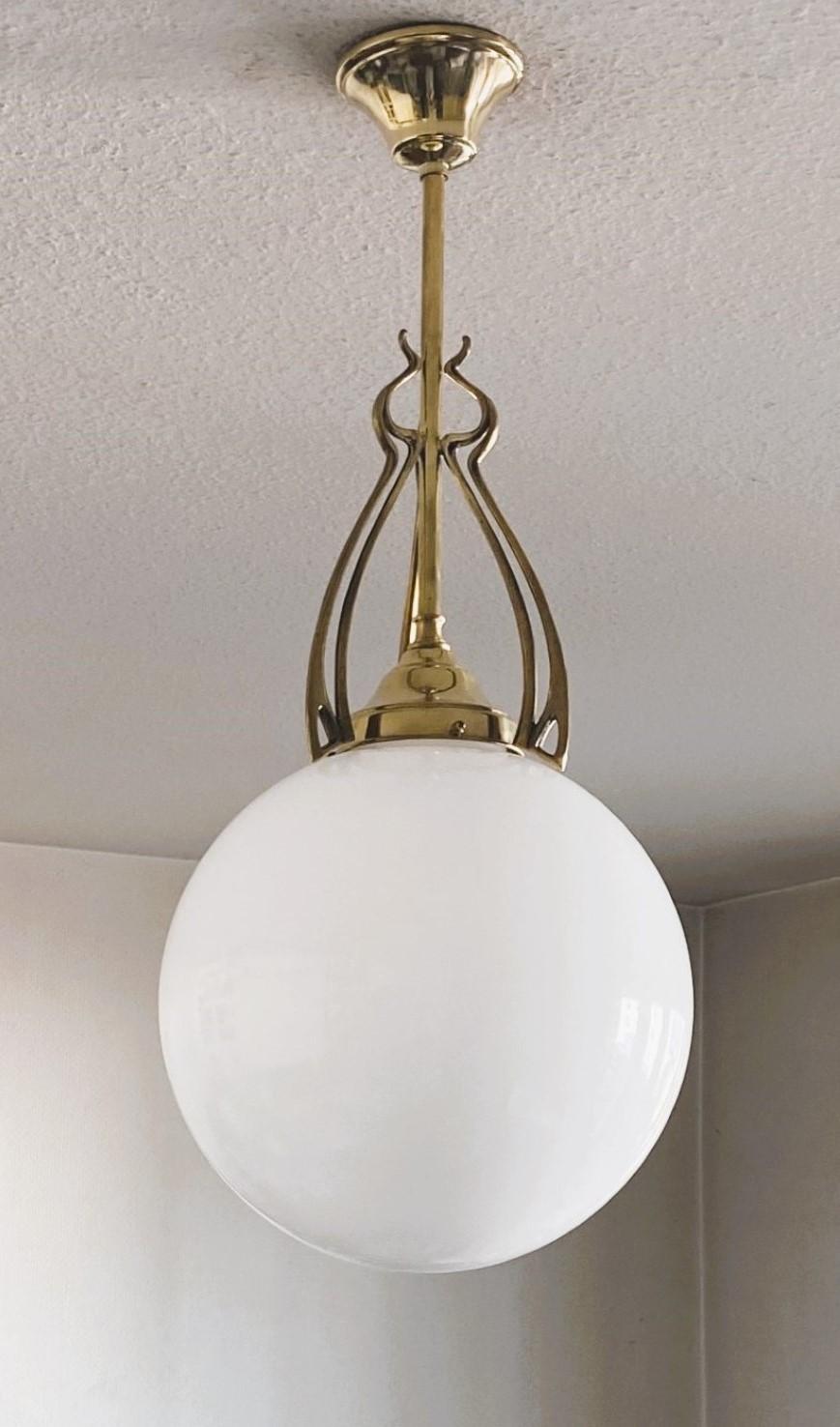 Scandinavo Tre pendenti teatrali scandinavi Art Deco in ottone soffiato a mano opalino 1920-1930 in vendita