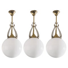 Tre pendenti teatrali scandinavi Art Deco in ottone soffiato a mano opalino 1920-1930