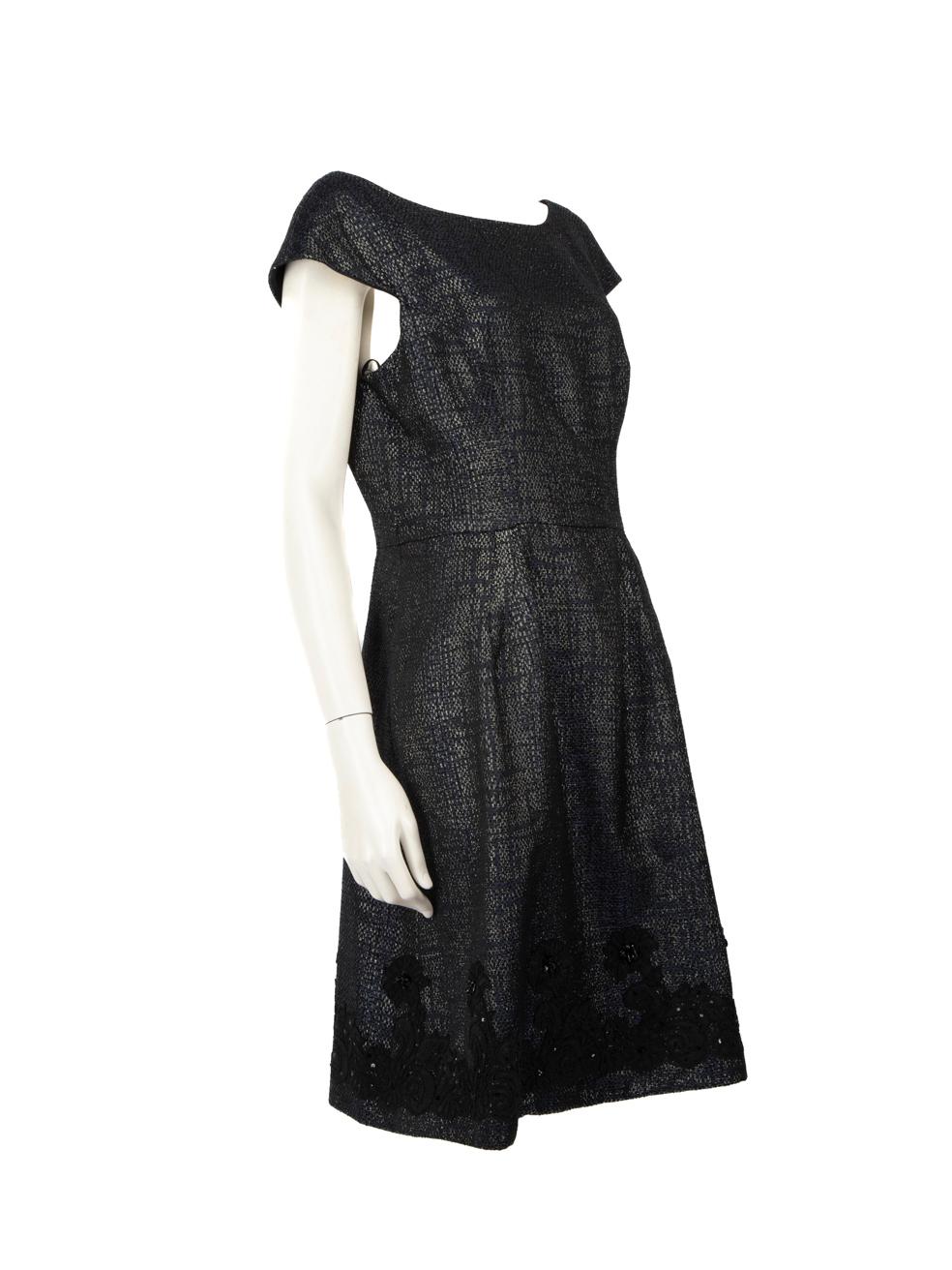 L'ÉTAT est Jamais porté, avec les étiquettes. Aucune usure visible de la robe n'est visible sur ce nouvel article de revente Theia designer.

Détails


Marine

Polyester

Robe

Longueur au genou

Manches courtes

Tricot métallique

Détail de