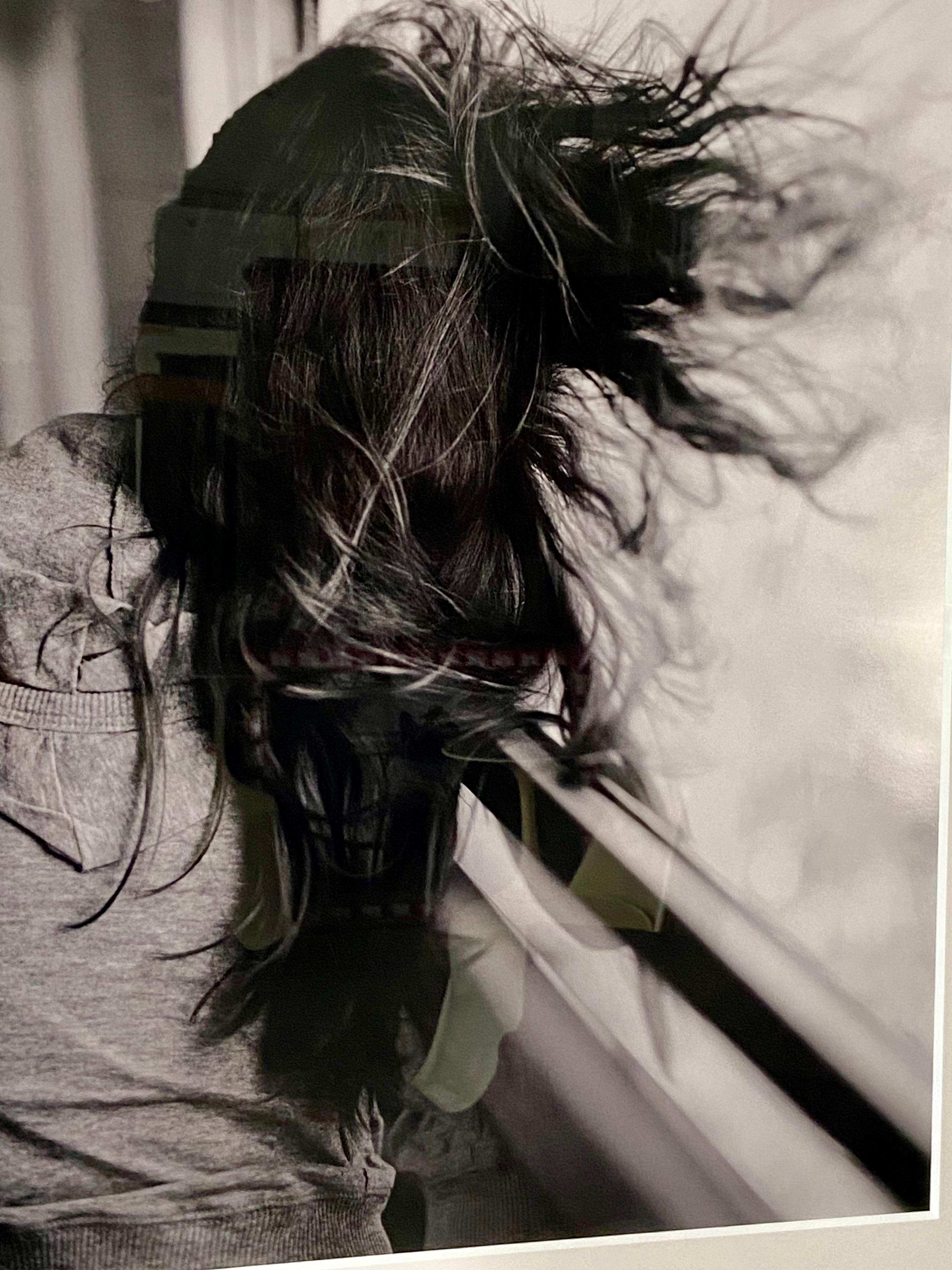 Fille dans le train - Contemporain Photograph par Thekla Ehling