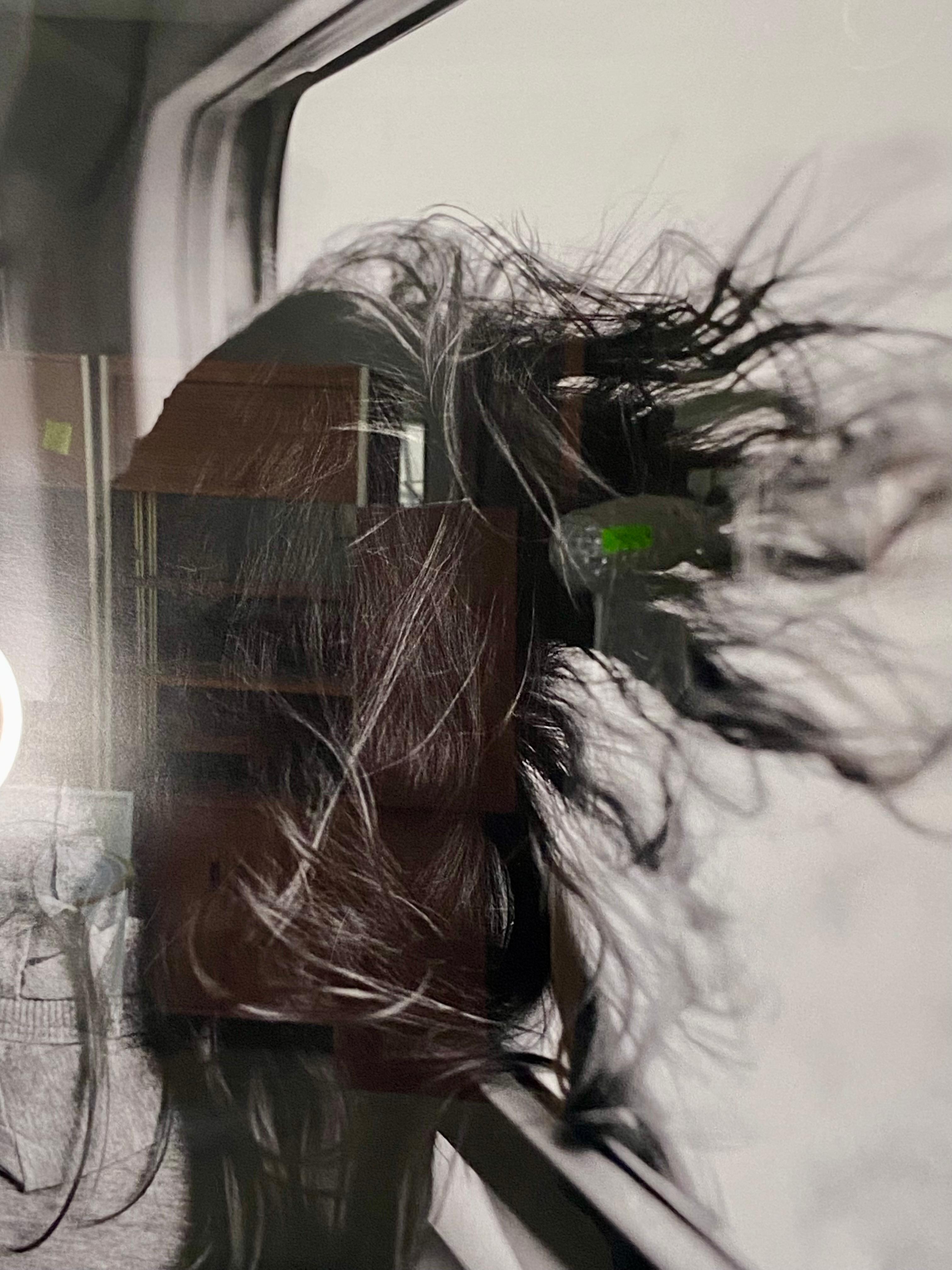 Fille dans le train - Gris Black and White Photograph par Thekla Ehling