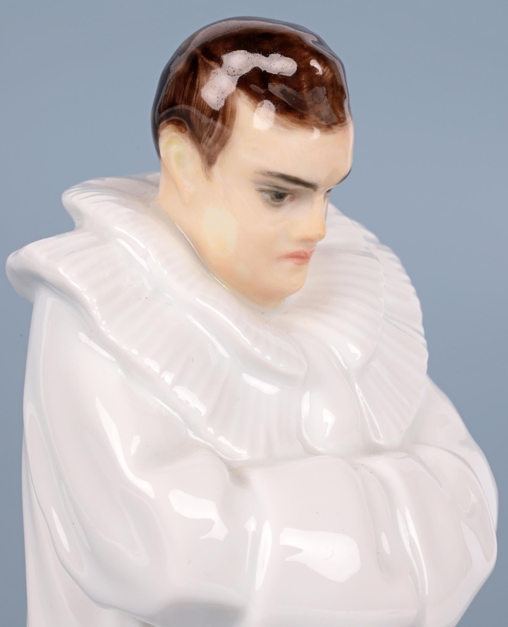 Une superbe et élégante figurine en porcelaine allemande Rosenthal Art Déco d'Enrico Caruso par la célèbre designer Thekla Harth-Altmann (1887-1998) et conçue en 1913. La figurine représente le ténor et chanteur d'opéra italien Enrico Caruso