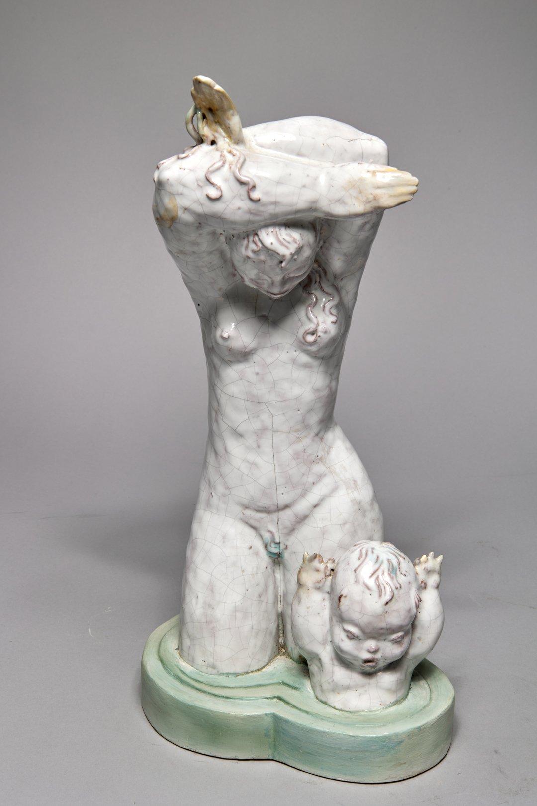 Frau mit Kind, Keramik des frühen 20. Jahrhunderts, Künstlerin der Cleveland School, weibliche Künstlerin (Grau), Nude Sculpture, von Thelma Frazier Winter