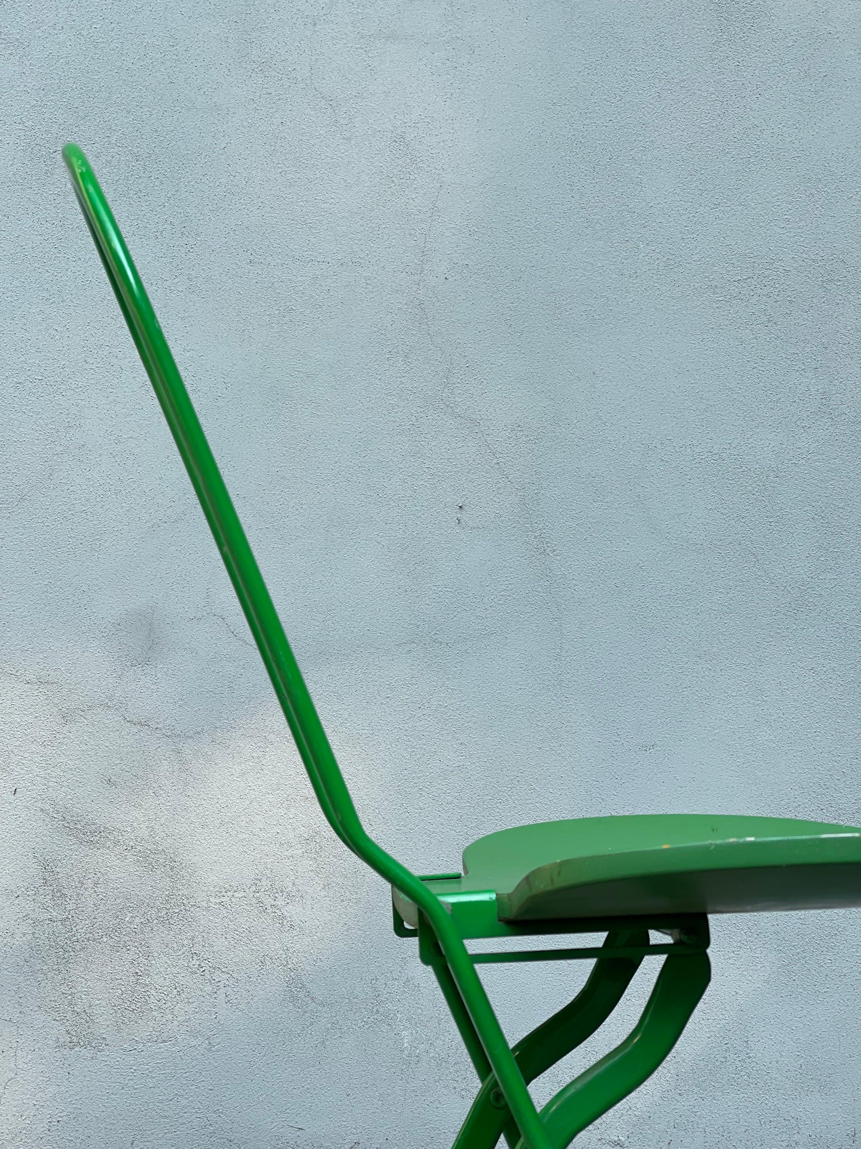Sedia modello Dafne produzione Thema design Gastone Rinaldi anno 1979. 

Segnalazione al “Compasso d’Oro” nel 1981. Sedia pieghevole con struttura in metallo smaltato, seduta in legno laccato. 

Marchio della manifattura e firma del designer