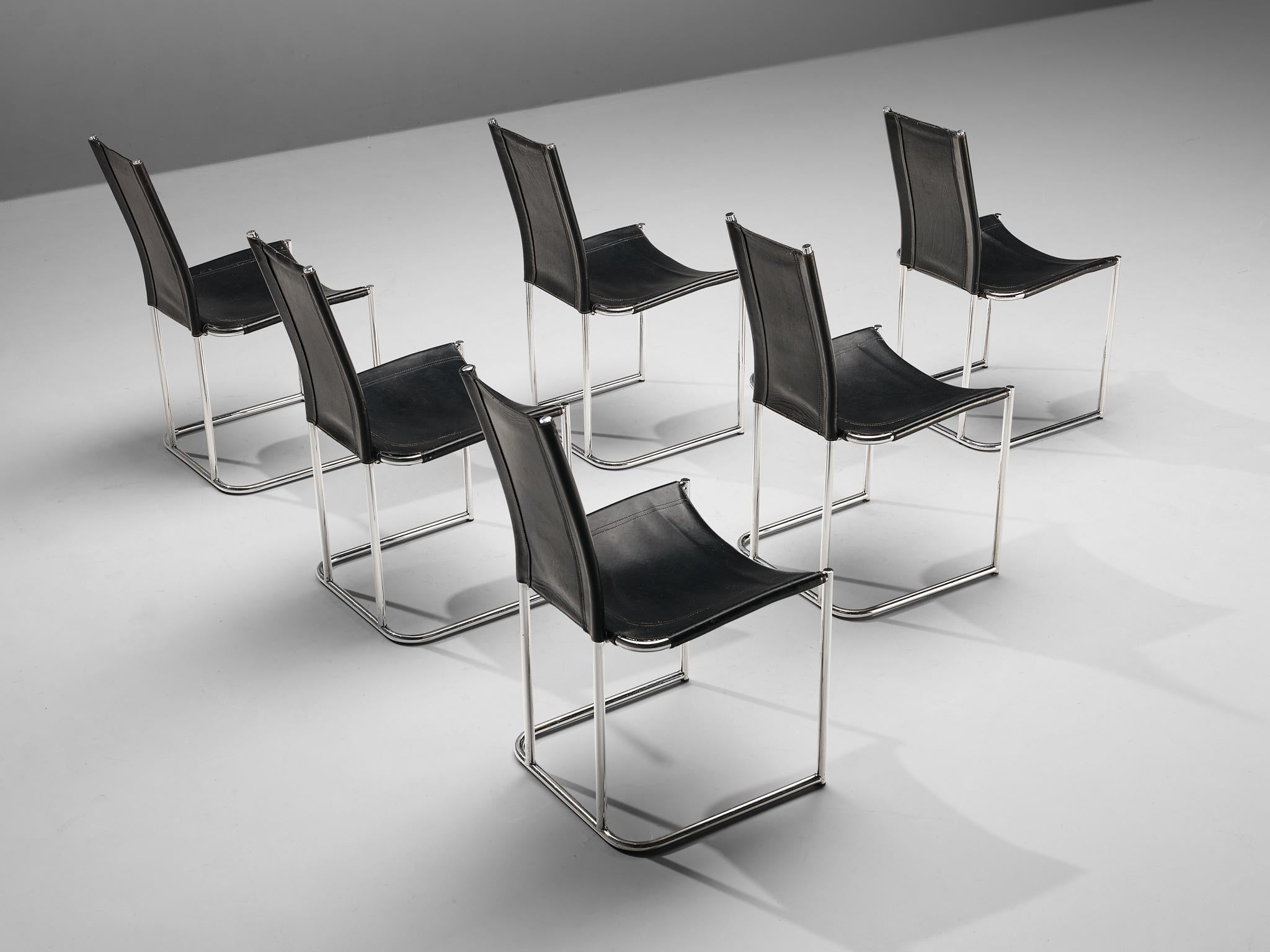 Thema Italy, ensemble de six chaises de salle à manger, métal, cuir, Italie, années 1960

Chaises de salle à manger avec structure en acier tubulaire et revêtement en cuir. Ces chaises de Thema Italy sont dotées d'un dossier distinct. L'assise et le