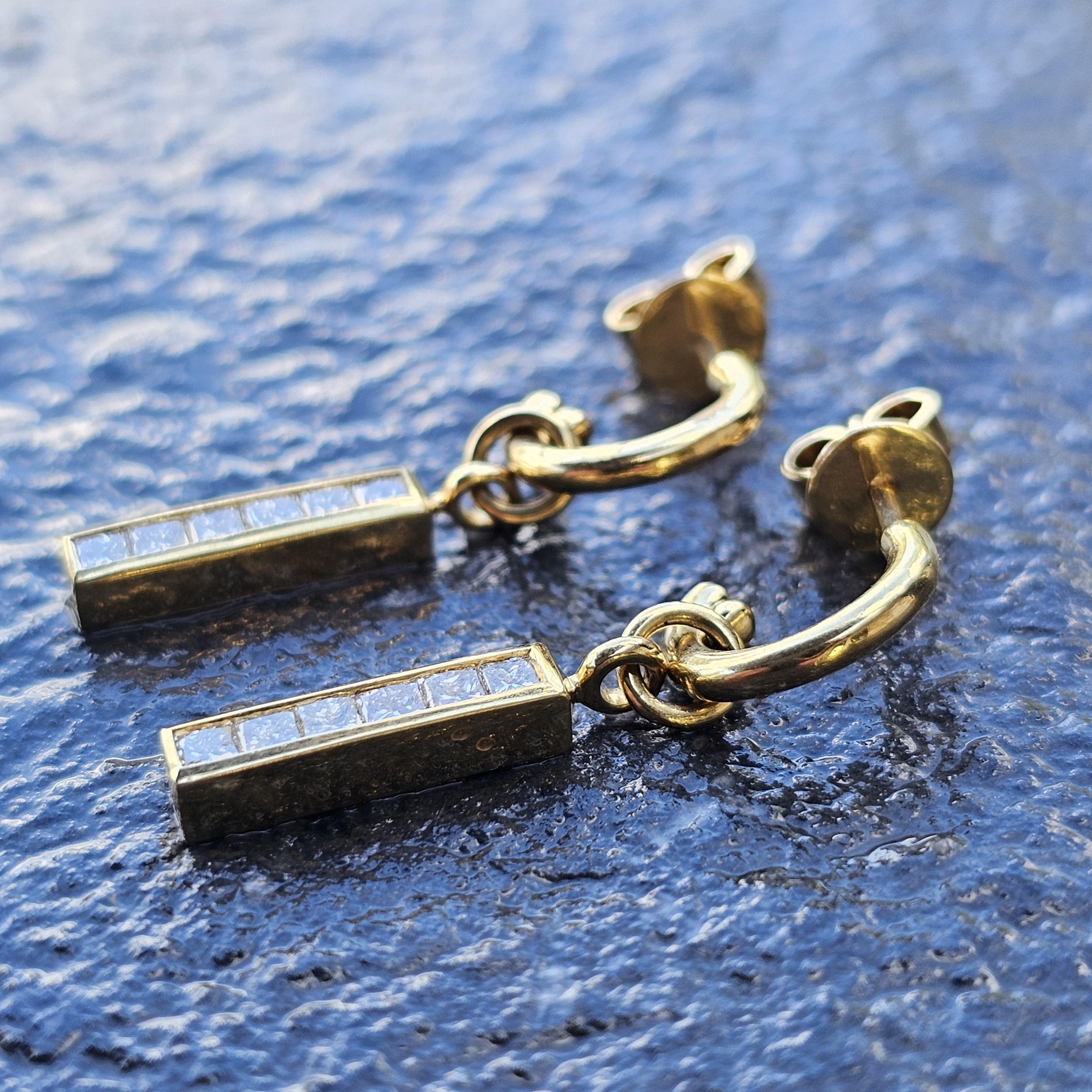 Theo Fennell Boucles d'oreilles barrettes à diamants taille princesse en or jaune 18k 4.6g Bon état - En vente à Northbrook, IL