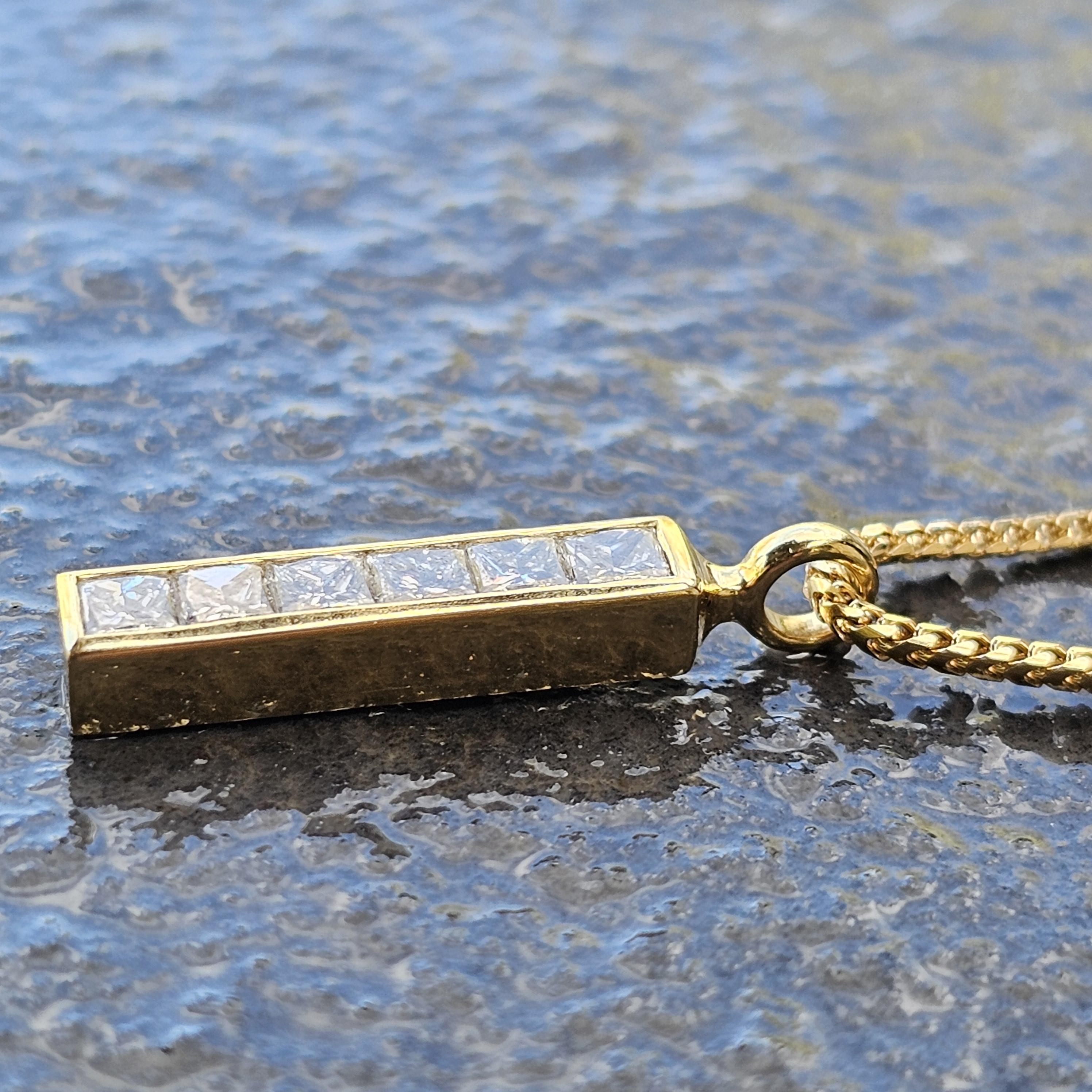 Theo Fennell Pendentif diamant taille princesse or jaune 18k Chaîne 17.5