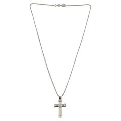 Theo Fennell, collier pendentif croix en or blanc 18 carats et diamants