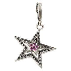 Theo Fennell Pendentif étoile en or blanc 18ct avec diamants et rubis