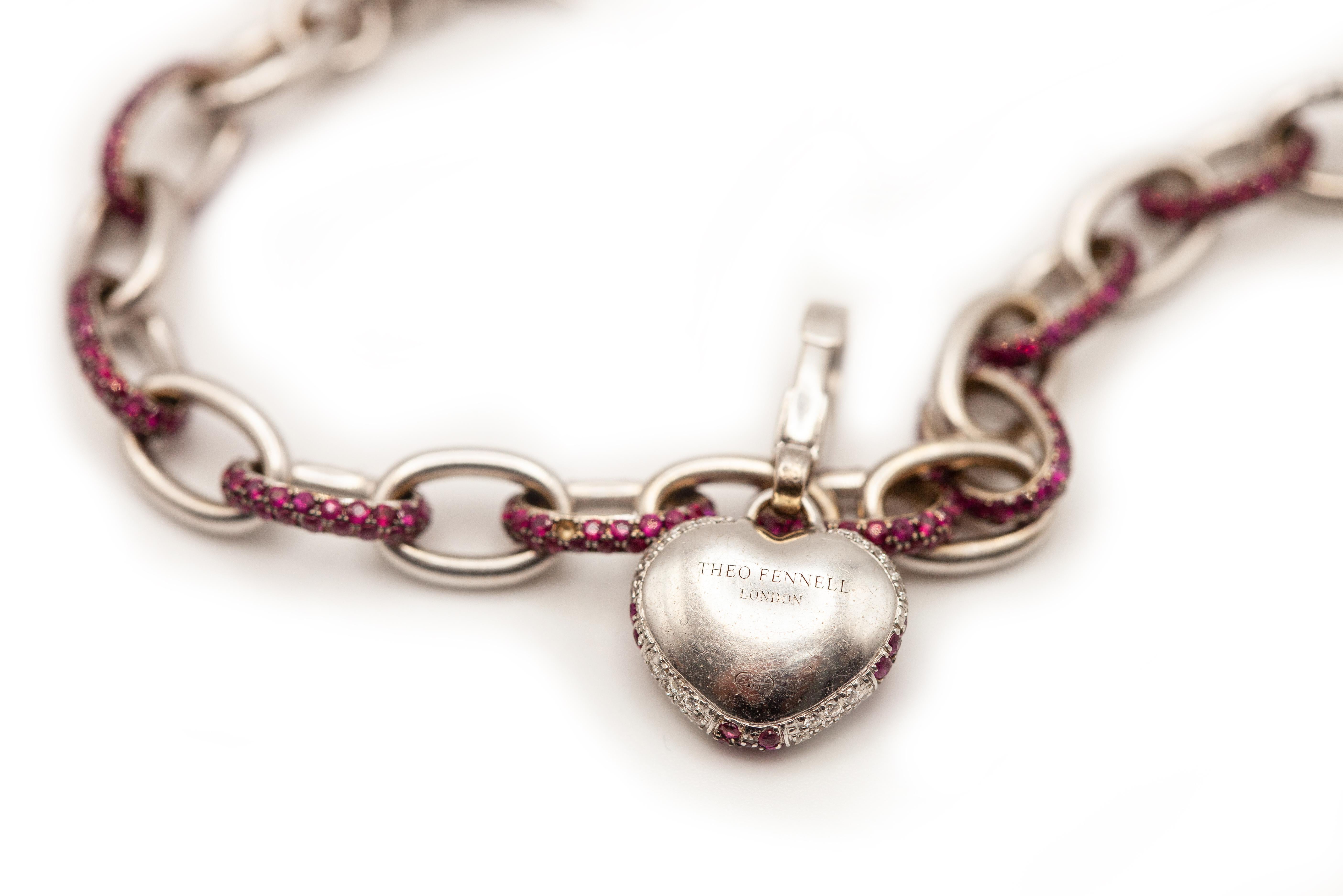 Theo Fennell Pulsera de oro blanco de 18 quilates con colgante de corazón de rubí y diamantes en venta 7