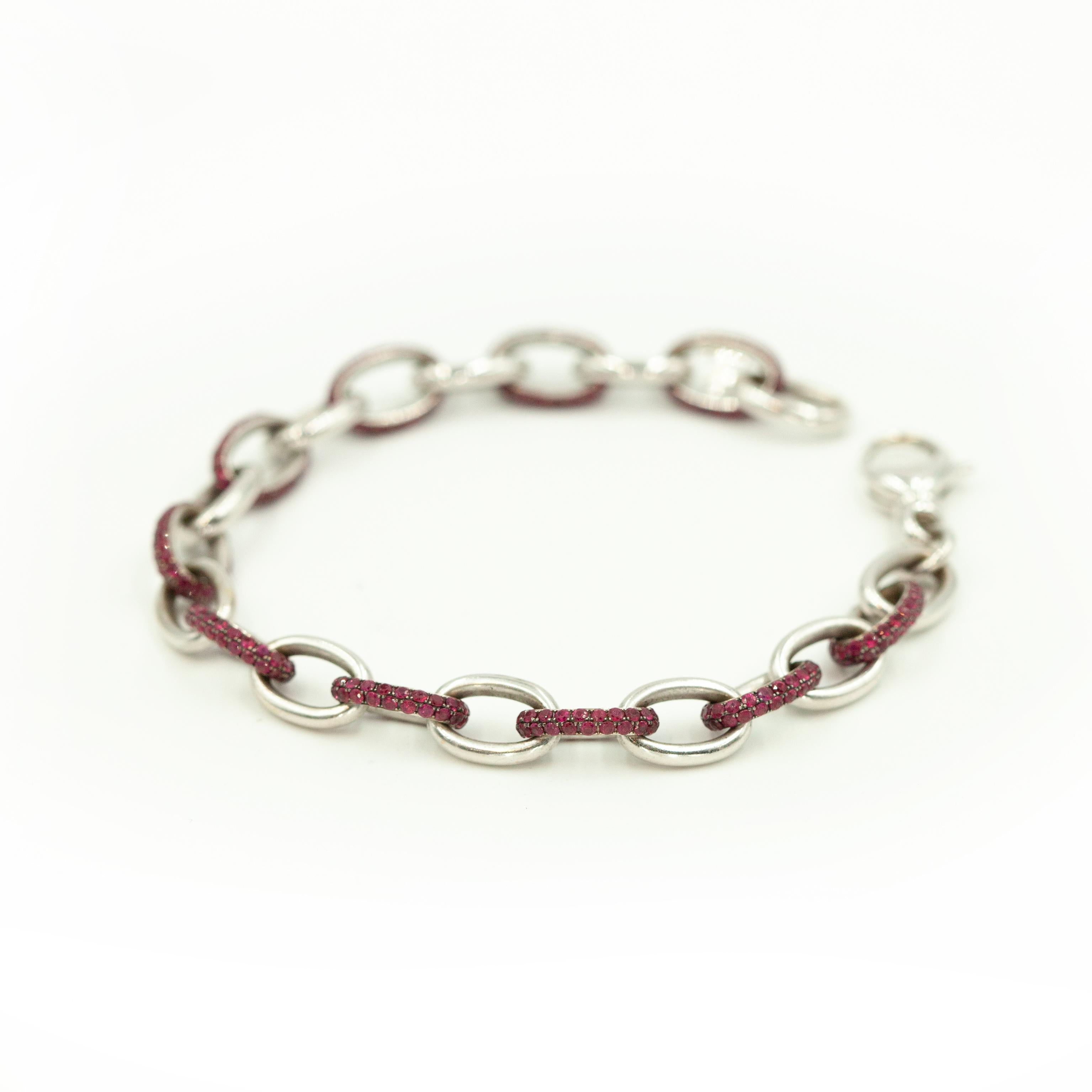 Theo Fennell Pulsera de oro blanco de 18 quilates con colgante de corazón de rubí y diamantes Moderno en venta