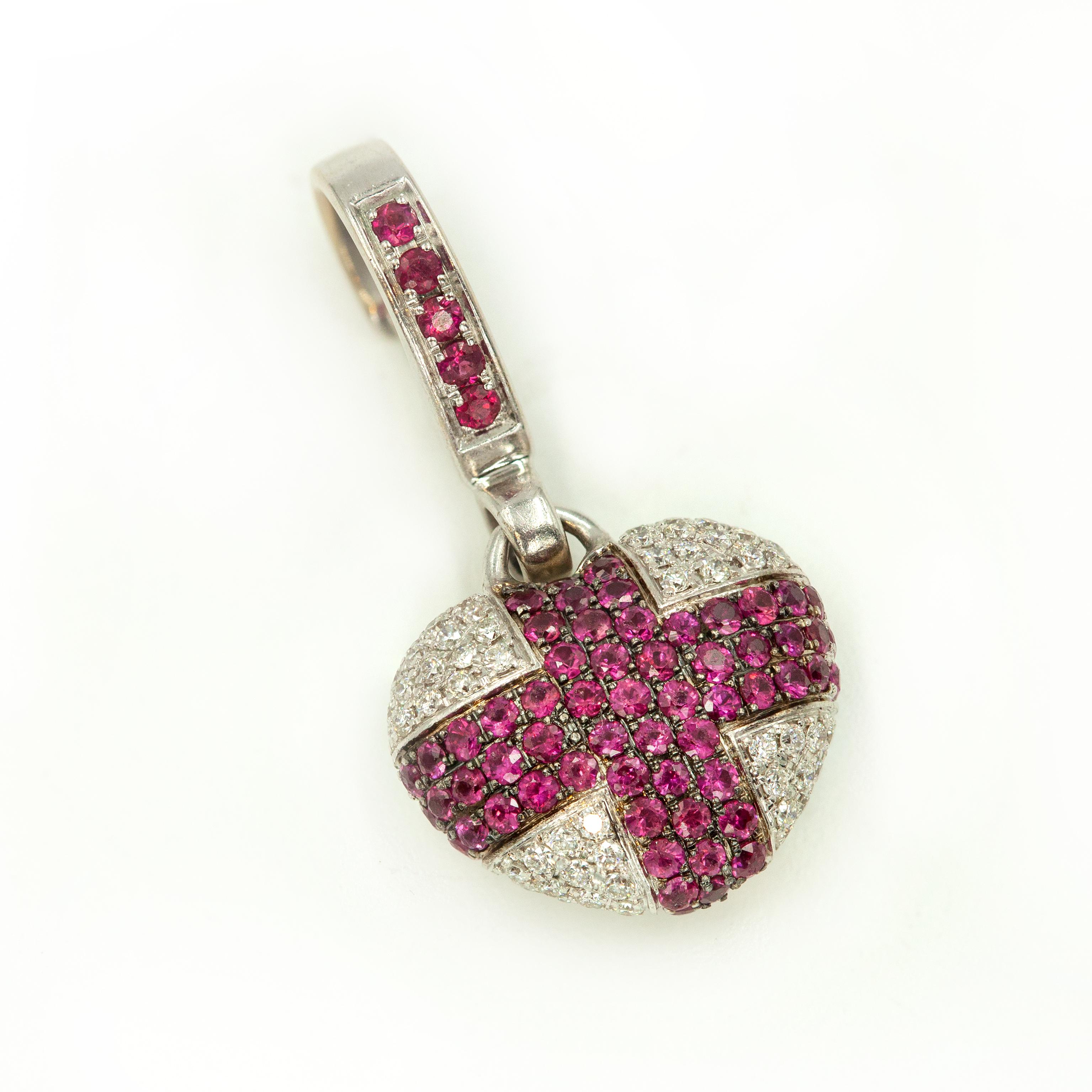 Theo Fennell Pulsera de oro blanco de 18 quilates con colgante de corazón de rubí y diamantes Corte redondo en venta
