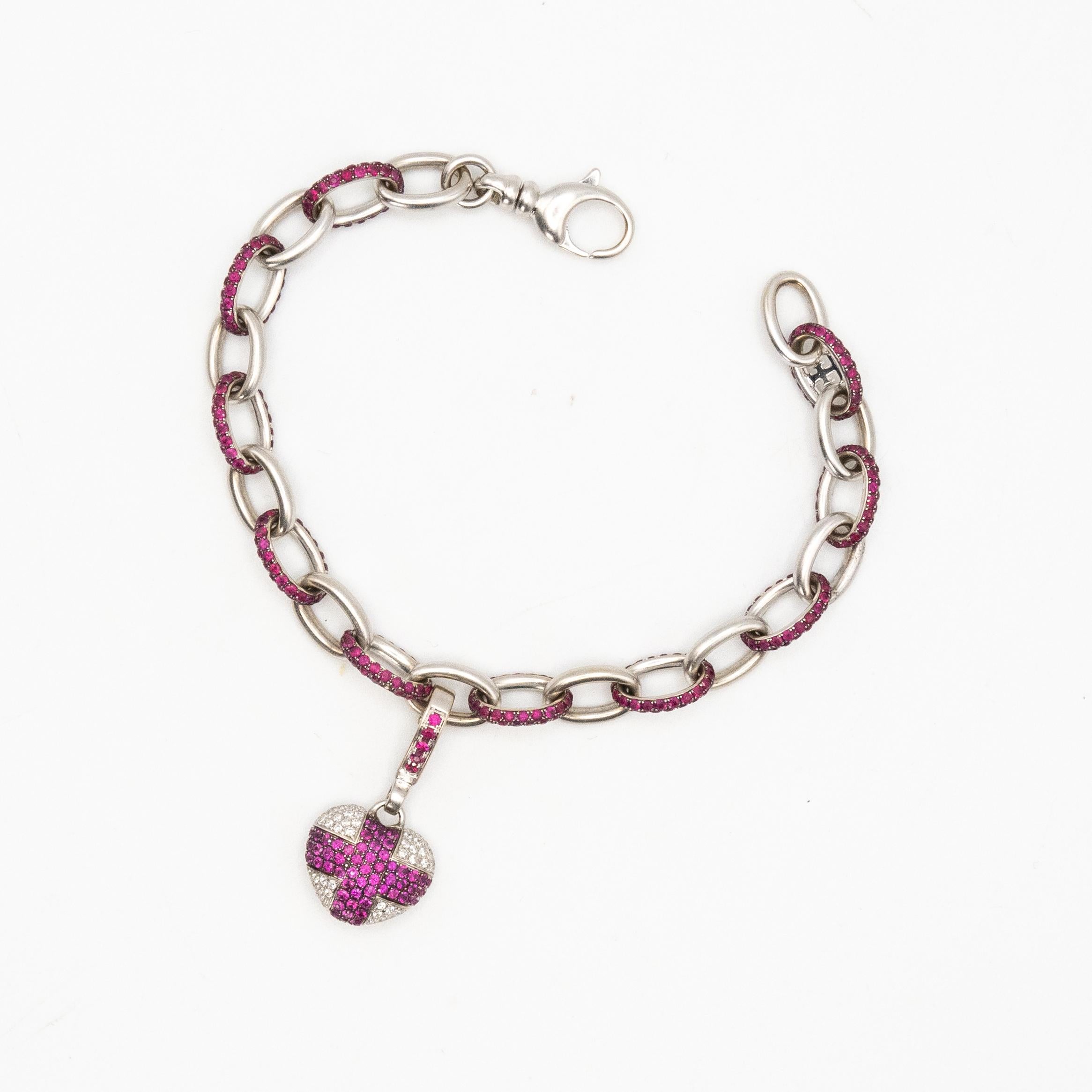 Theo Fennell Pulsera de oro blanco de 18 quilates con colgante de corazón de rubí y diamantes en Excelente estado para la venta en New York, NY
