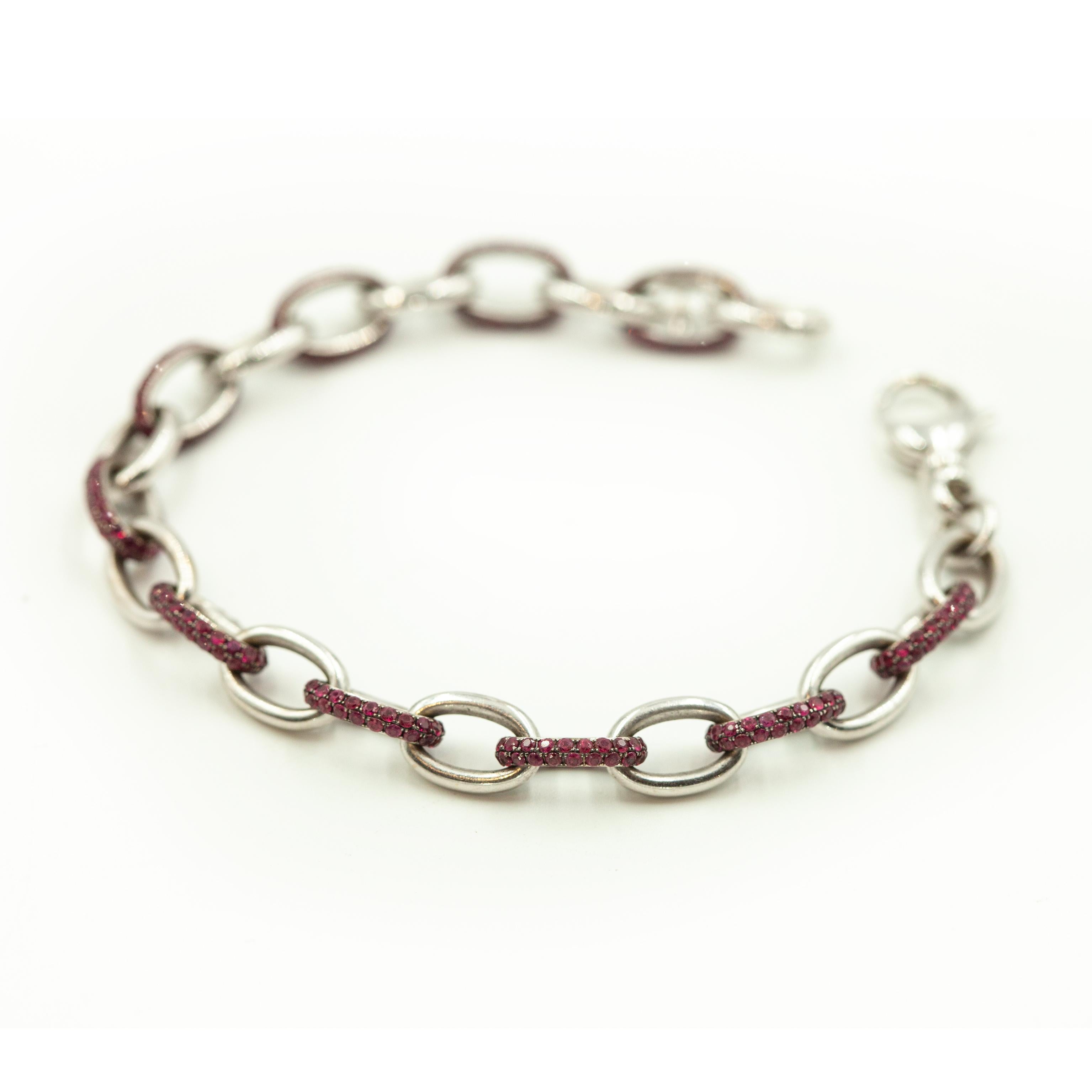 Femenino o masculino Theo Fennell Pulsera de oro blanco de 18 quilates con colgante de corazón de rubí y diamantes en venta