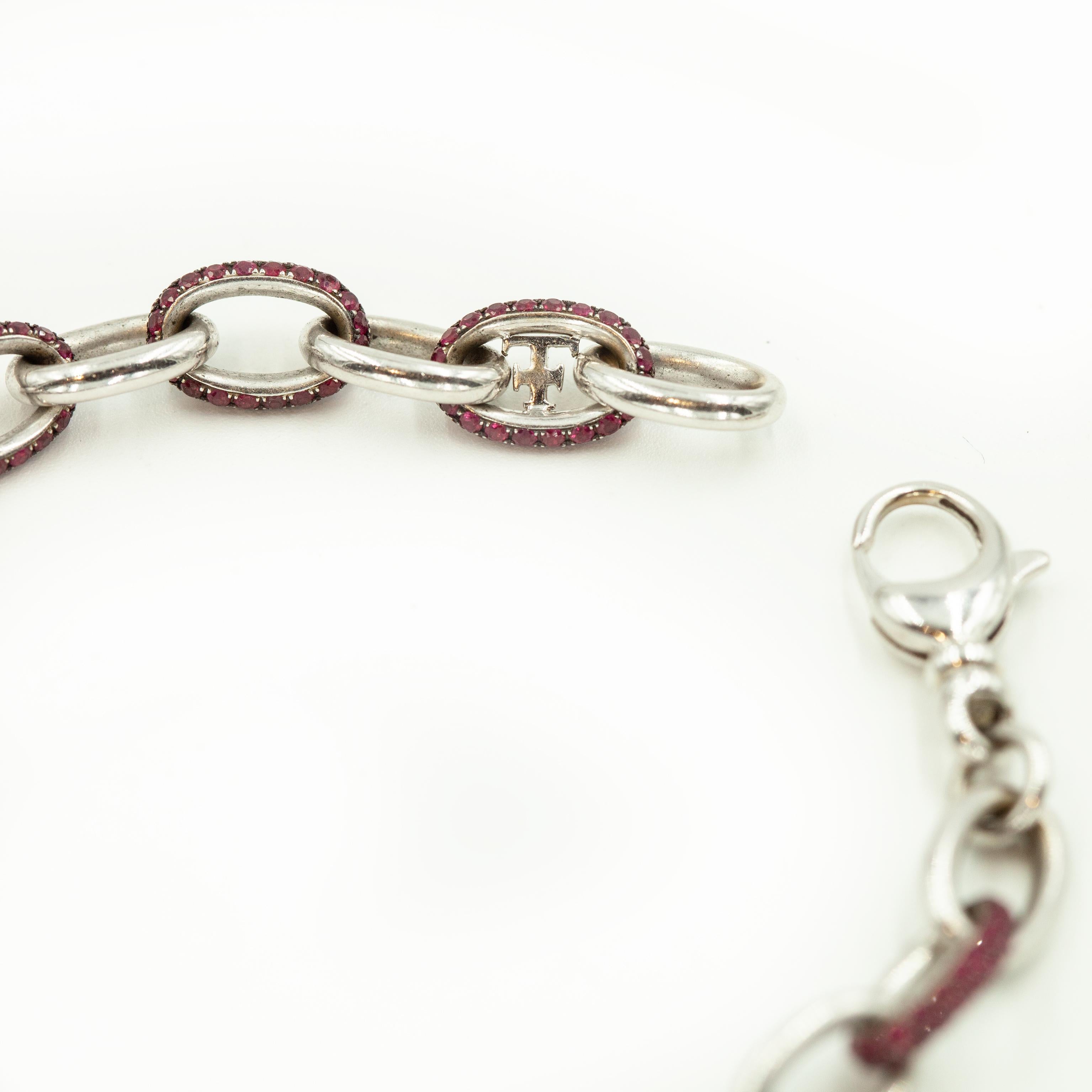 Theo Fennell Pulsera de oro blanco de 18 quilates con colgante de corazón de rubí y diamantes en venta 1