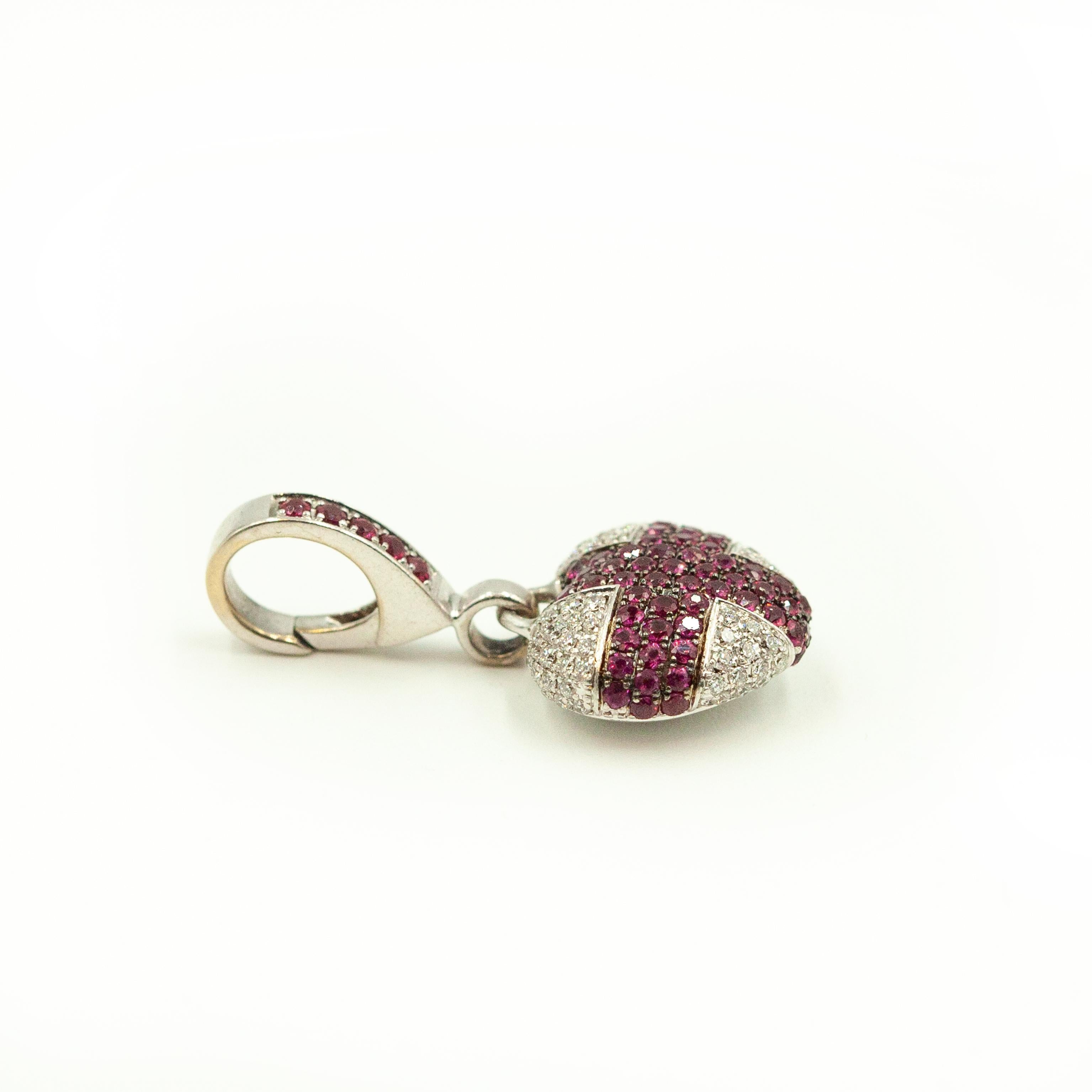 Theo Fennell Pulsera de oro blanco de 18 quilates con colgante de corazón de rubí y diamantes en venta 2