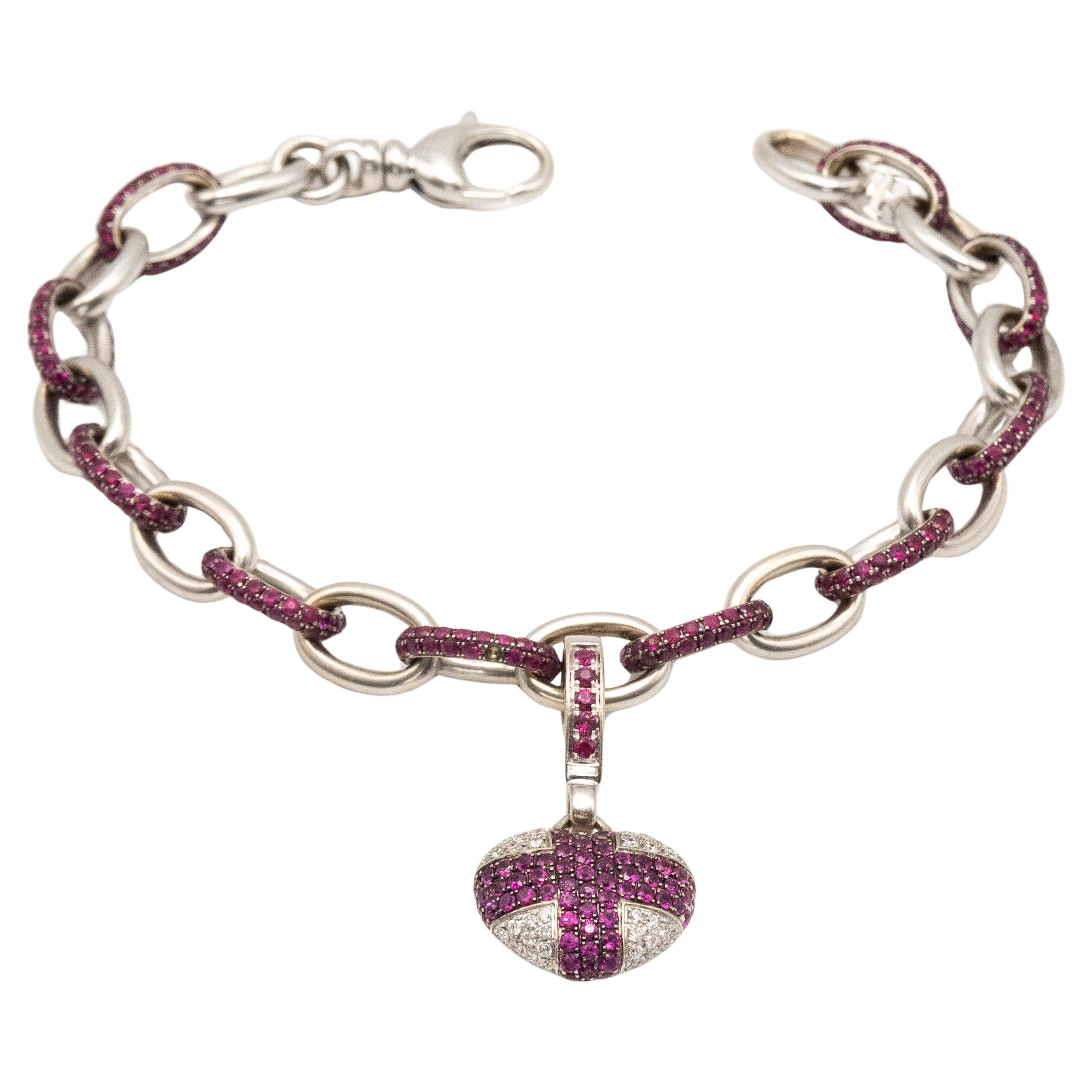 Theo Fennell Pulsera de oro blanco de 18 quilates con colgante de corazón de rubí y diamantes en venta