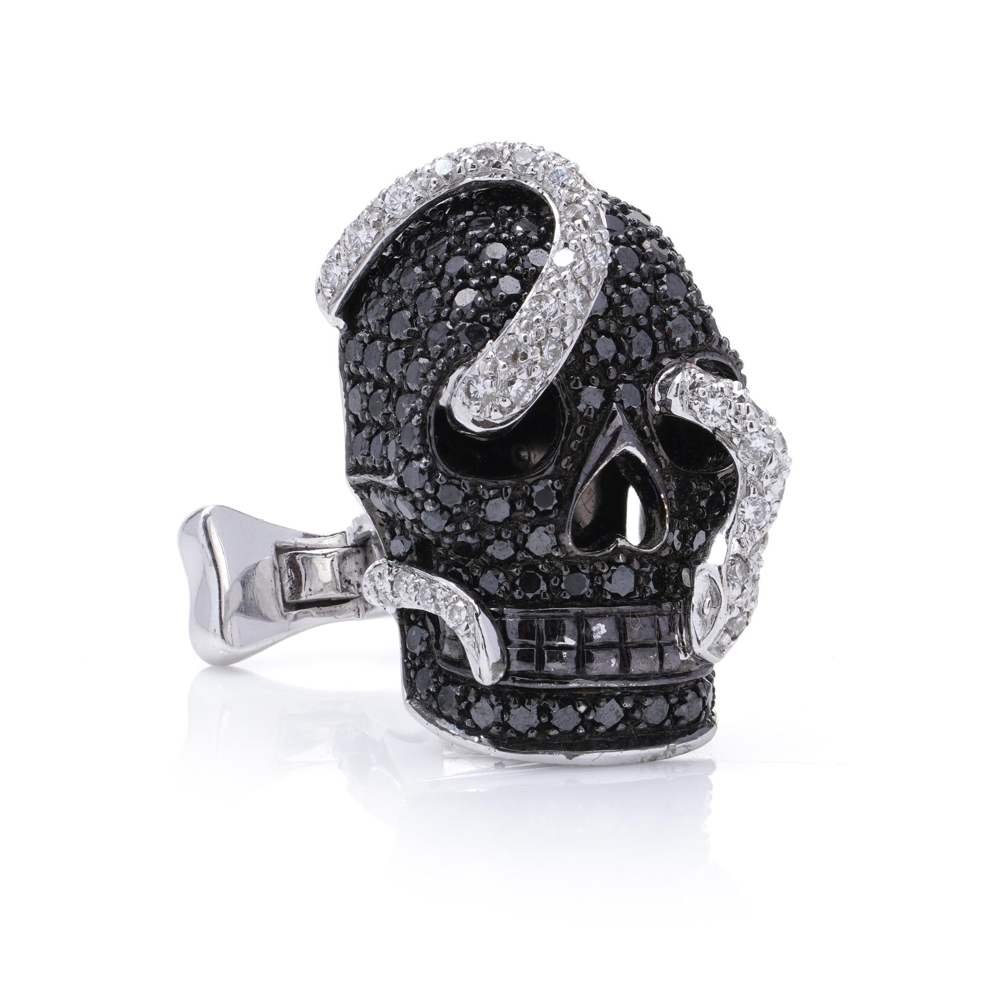 Gemelos con forma de calavera Theo Fennell de oro blanco de 18 quilates y diamantes negros. 

Estos gemelos Theo Fennell presentan intrincados diseños de calaveras en oro de 18 quilates, con incrustaciones de diamantes negros y acentuados con