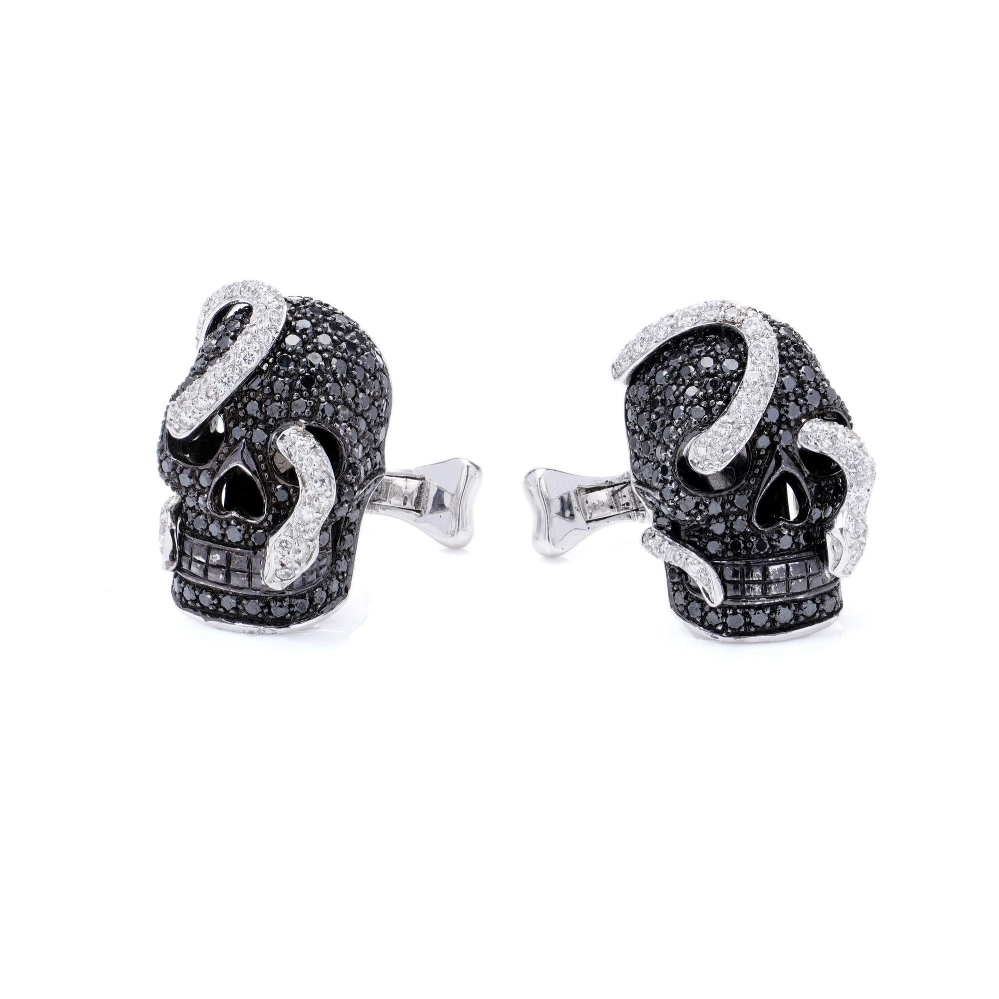 Gemelos Theo Fennell de oro blanco de 18 quilates con diamante negro y calavera de diamantes en venta 3