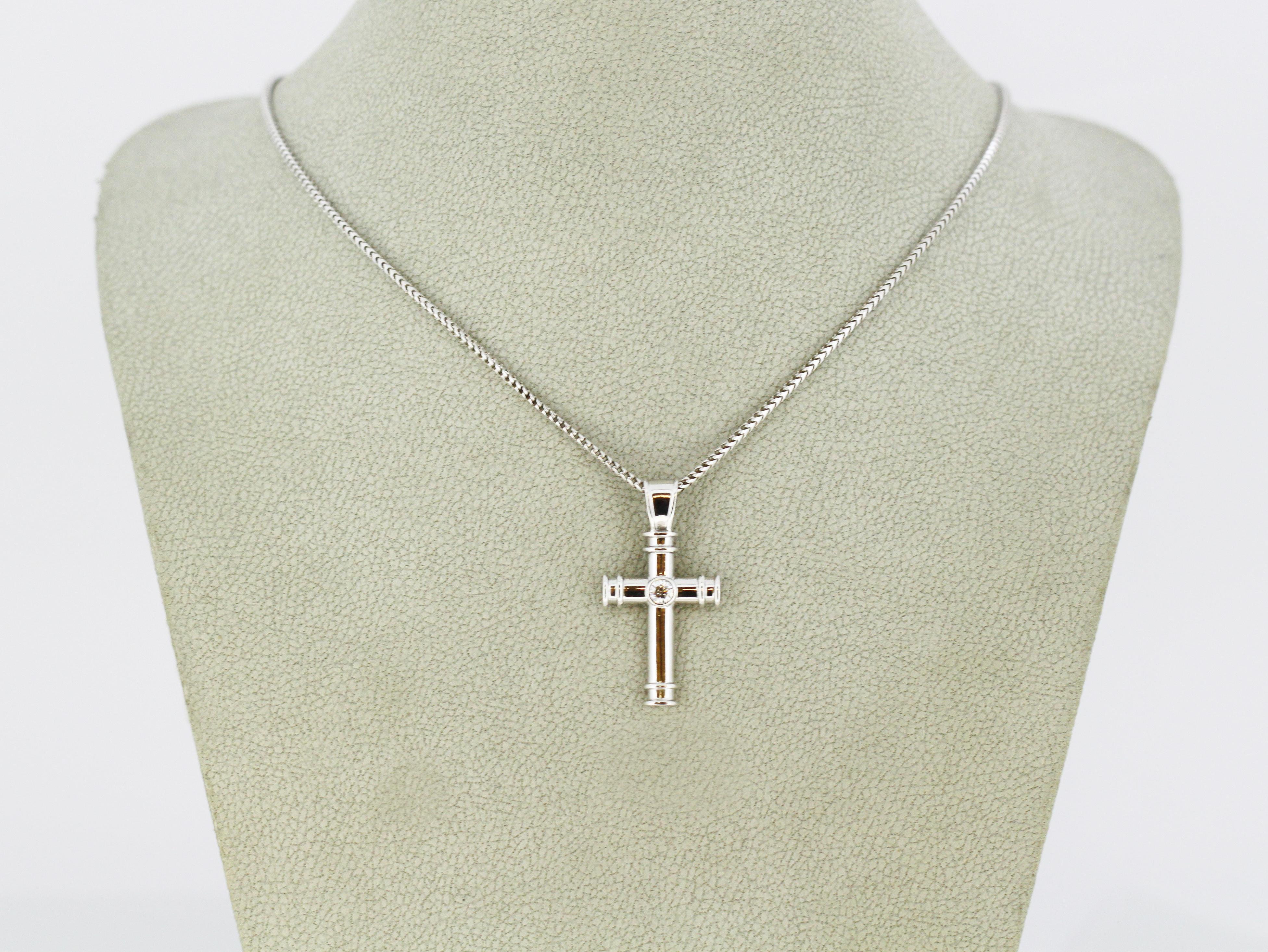 Theo Fennell 18kt white gold cross pendant and necklace with diamond.
Made in London 2000
Maker : Theo Fennell
Fully hallmarked.

Dimensions - 
Necklace Length : 41 cm
Pendant Size : 2.8 x 1.5 cm
Total weight : 9 grams

Diamond -
Cut : Round
Size :