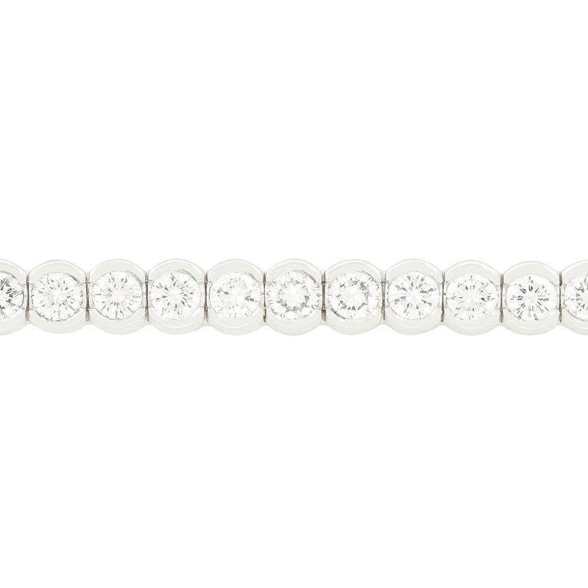 Sesenta y un brillantes diamantes redondos rodean la muñeca de quien la lleva en esta impresionante pulsera tenis del diseñador Theo Fennell. Los diamantes suman un total de 6,10  quilates, de calidad igual a F en color y VVS2 en claridad. Fabricada