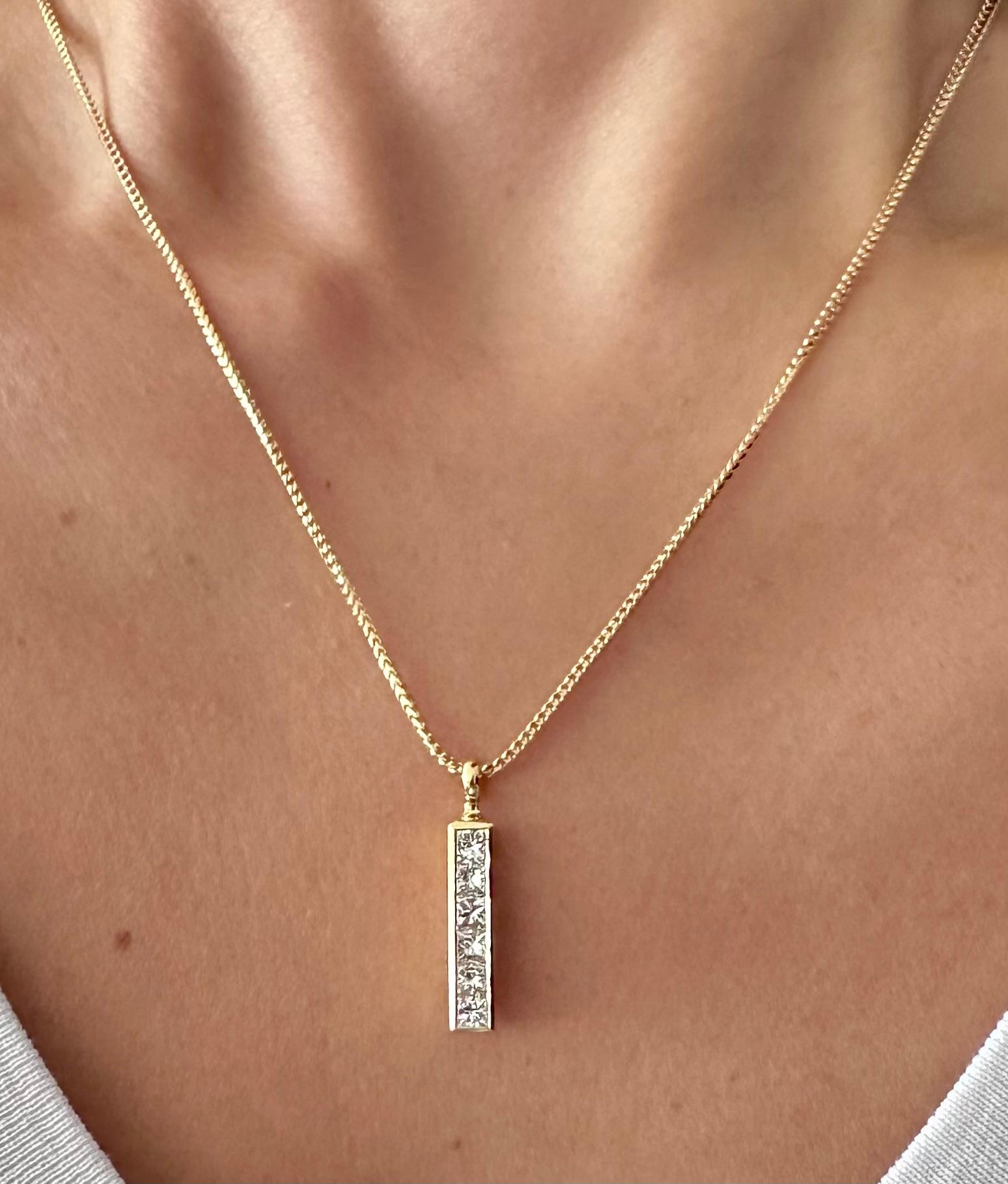 Pendentif Theo Fennell de la collection Strip. Le pendentif se compose d'une barre verticale avec 6 diamants de taille princesse en serti clos, d'un poids total de 1,20ct, de couleur G et de pureté VS. Le pendentif dispose d'une boucle avec la