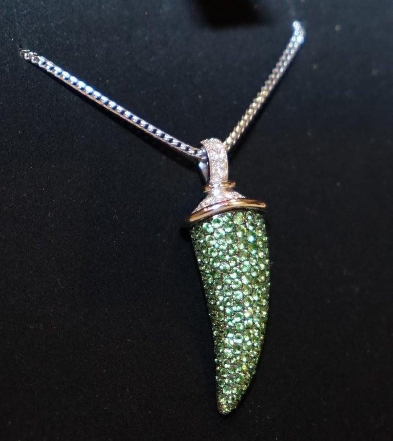 Moderne Theo Fennell, collier pendentif en diamant, tsavorite, grenat et corne de grenat en vente