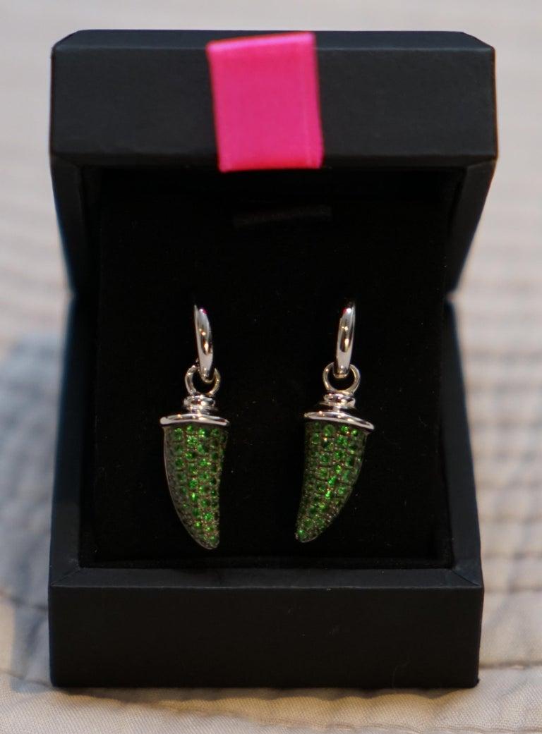 Theo Fennell, collier pendentif en diamant, tsavorite, grenat et corne de grenat Pour femmes en vente