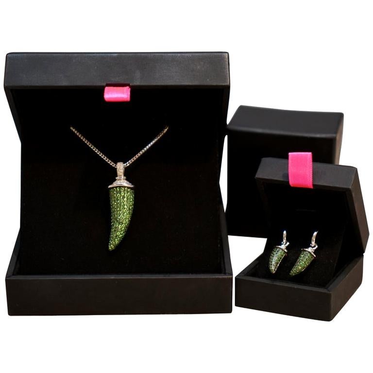 Theo Fennell, collier pendentif en diamant, tsavorite, grenat et corne de grenat en vente