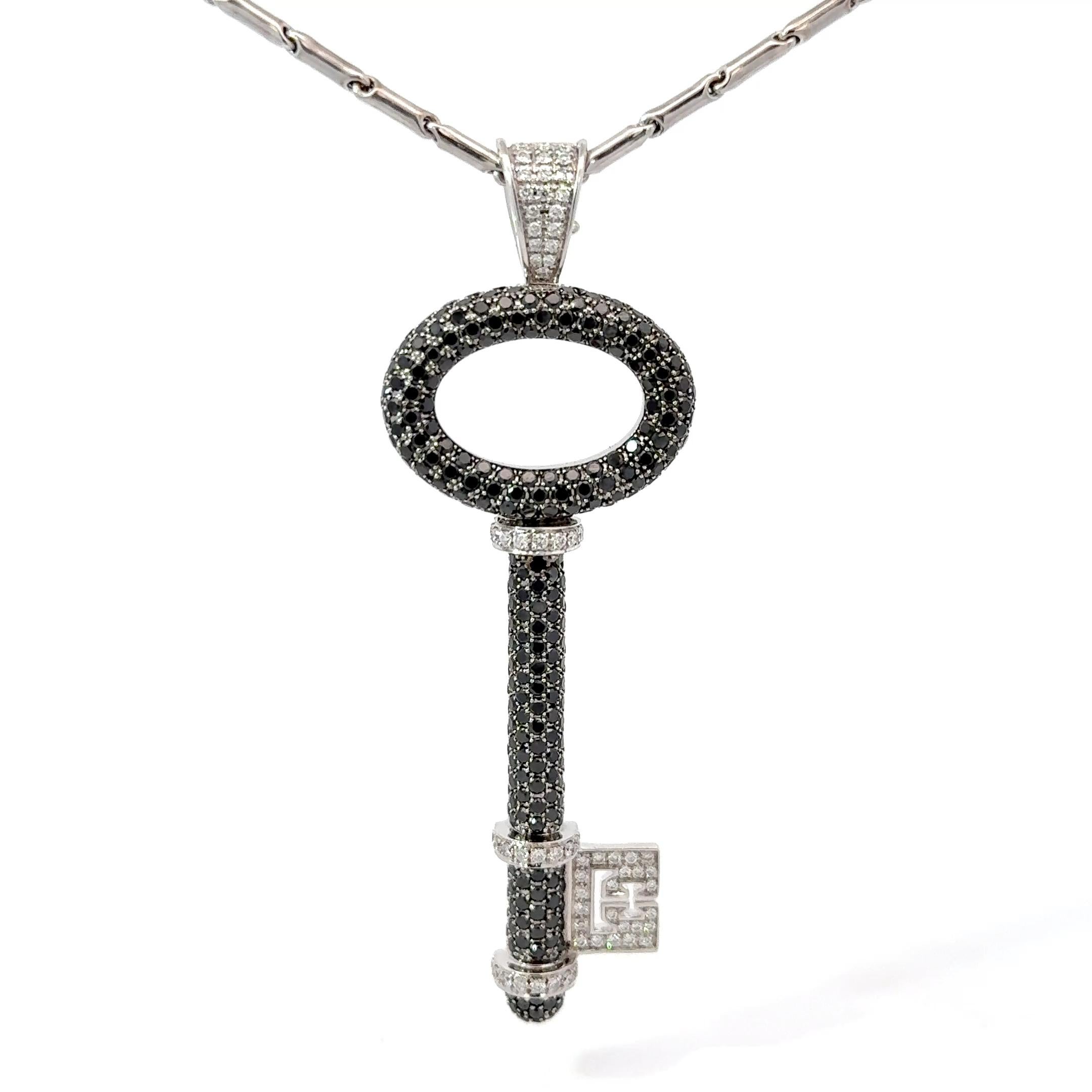 Collana con ciondolo a forma di chiave di diamante grande di Theo Fennell in oro bianco 18 carati. La chiave presenta diamanti rotondi bianchi e neri incastonati, su una catena di Chimento lunga 19,5 pollici. Il ciondolo misura circa 3 pollici di