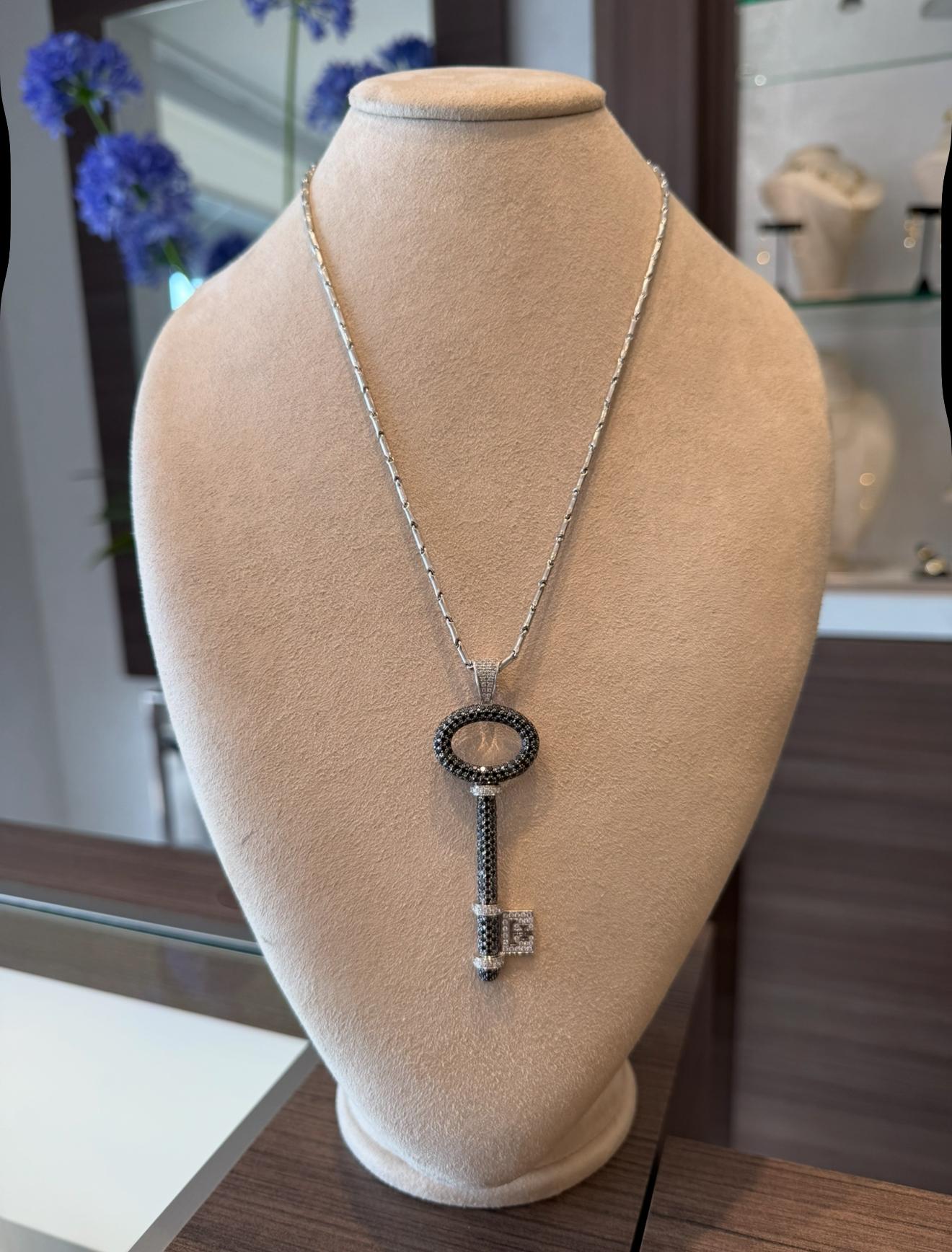 Taglio rotondo Theo Fennell - Collana con ciondolo a forma di chiave di diamante grande in oro bianco 18 carati in vendita