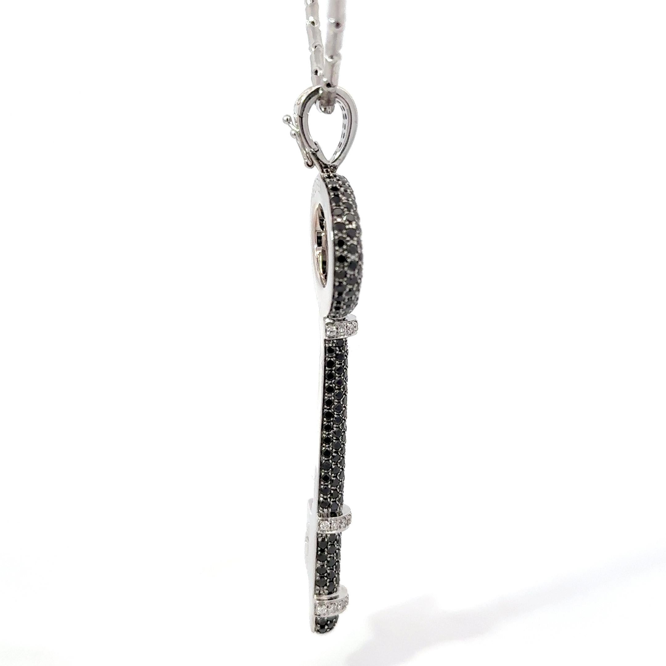 Theo Fennell - Collana con ciondolo a forma di chiave di diamante grande in oro bianco 18 carati in vendita 2