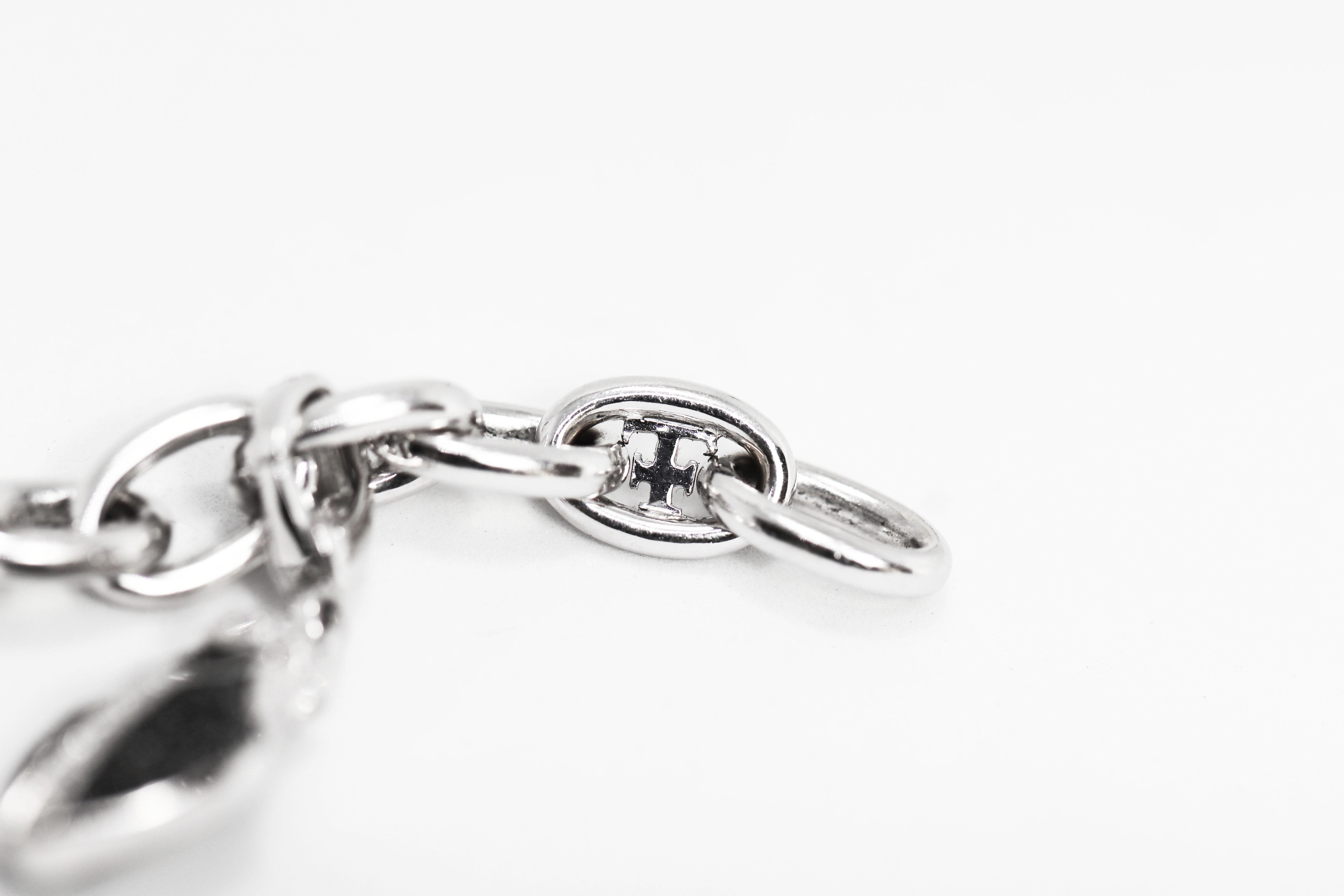 Theo Fennell Pulsera de oro de 18 quilates con colgante de calavera y cuerno de rubí y diamantes en venta 5