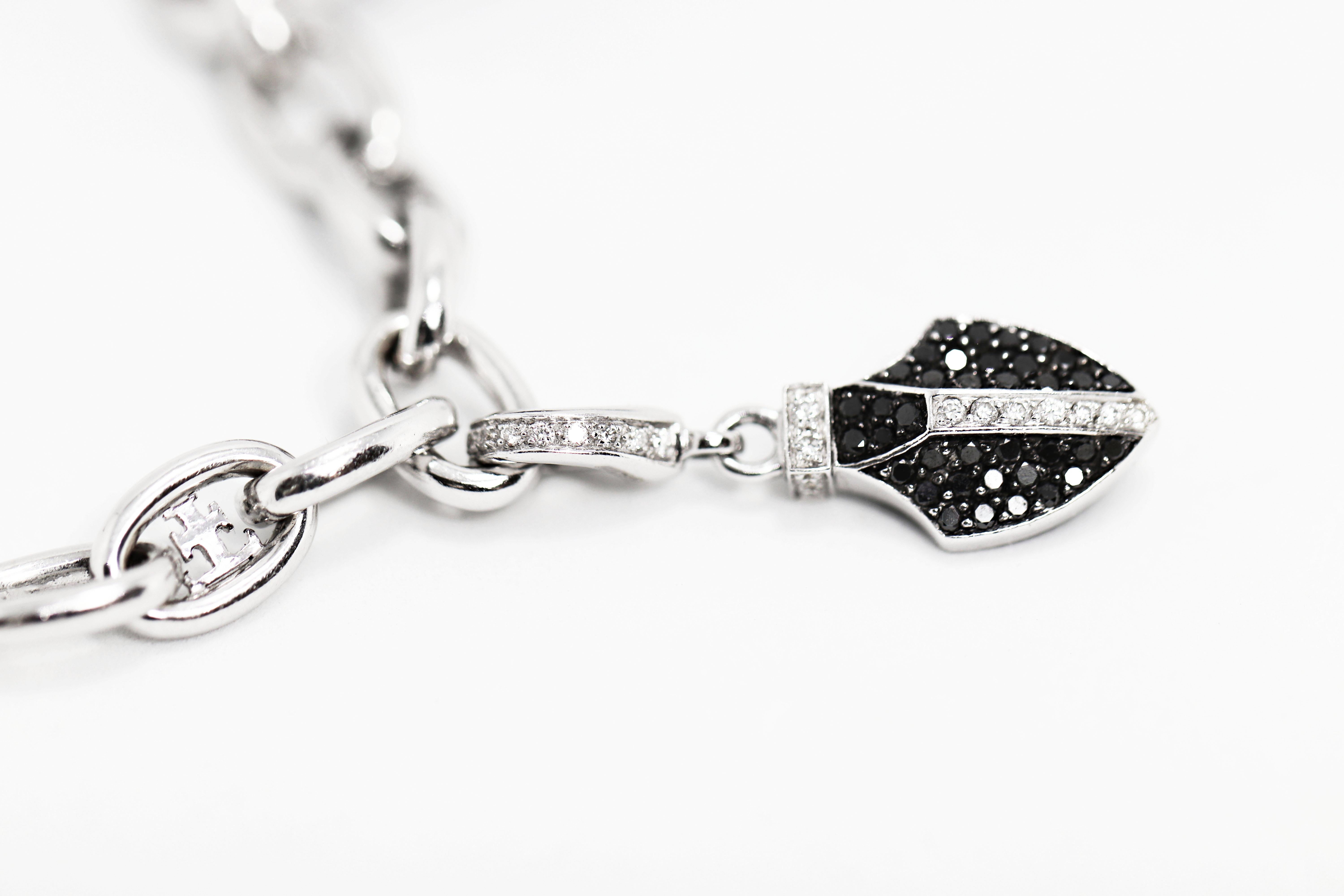 Theo Fennell Pulsera de oro de 18 quilates con colgante de calavera y cuerno de rubí y diamantes Corte redondo en venta